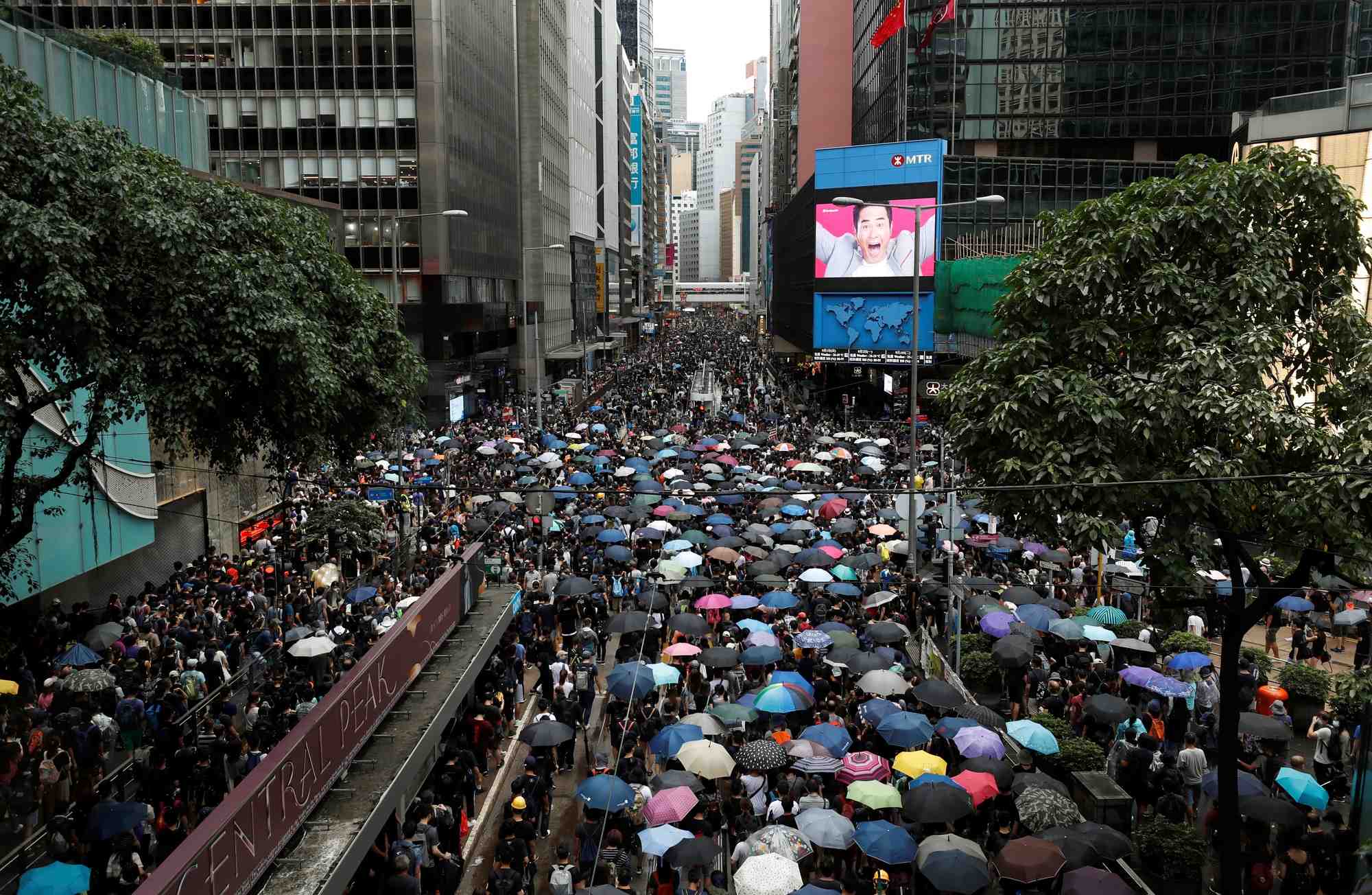 Malgré l'interdiction de manifester, des milliers de militants pro-démocratie sont descendus dans les rues de Hong Kong ce samedi 30 août