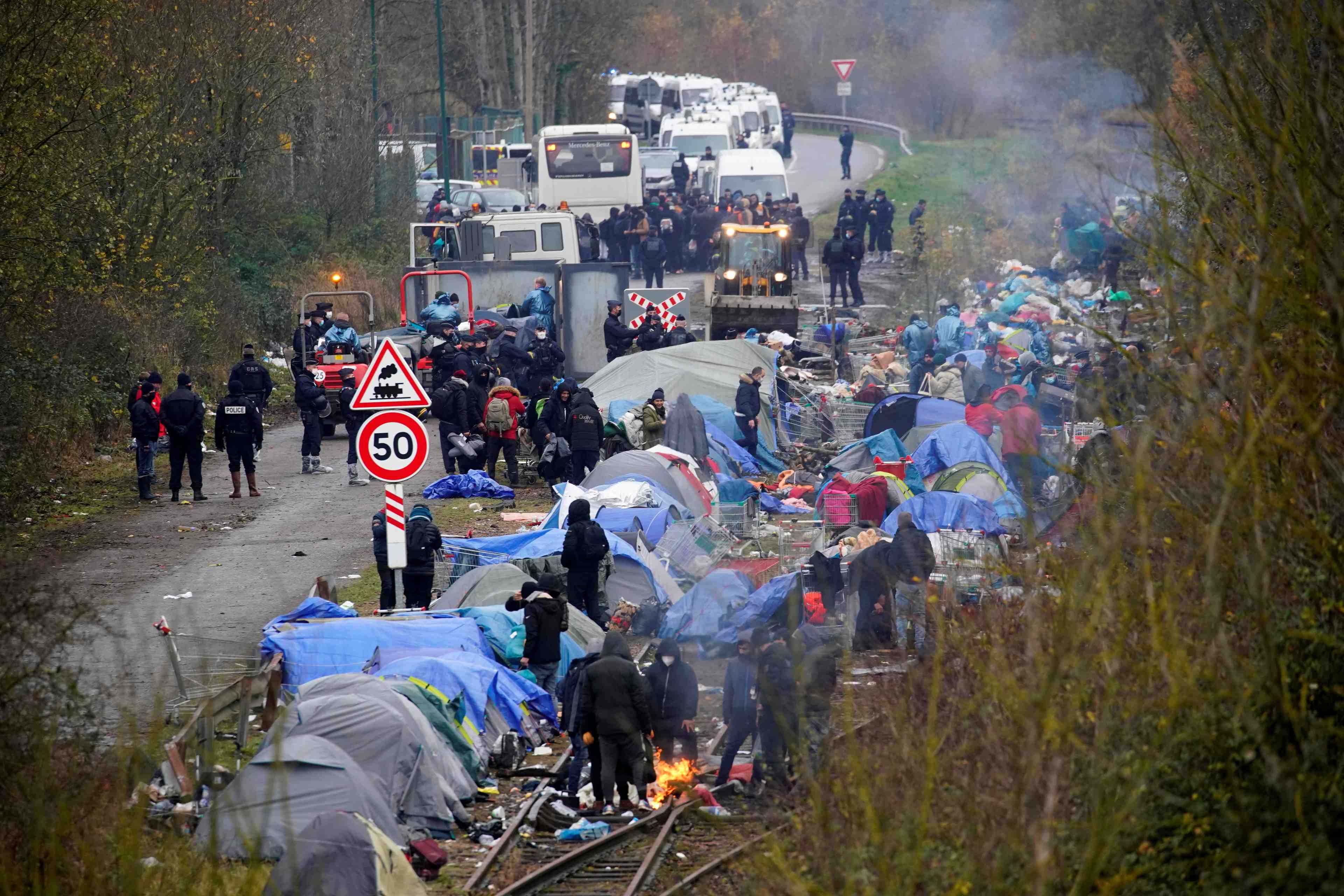 La police expulse un camp de migrants a grande-synthe