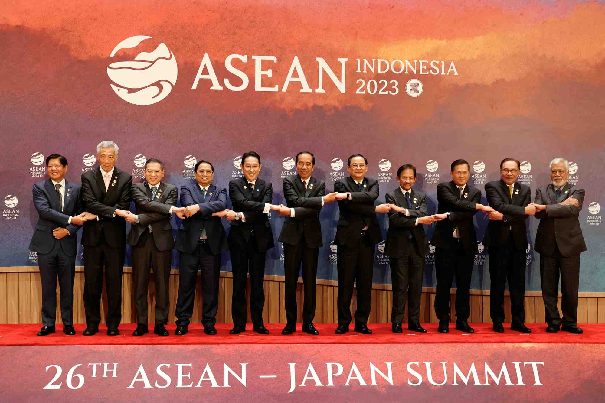 Les leaders et representants de onze pays asiatiques au sommet de l'asean a jakarta