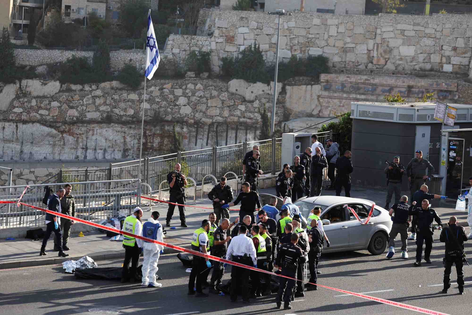 La police israelienne travaille sur les lieux d'une fusillade a jerusalem
