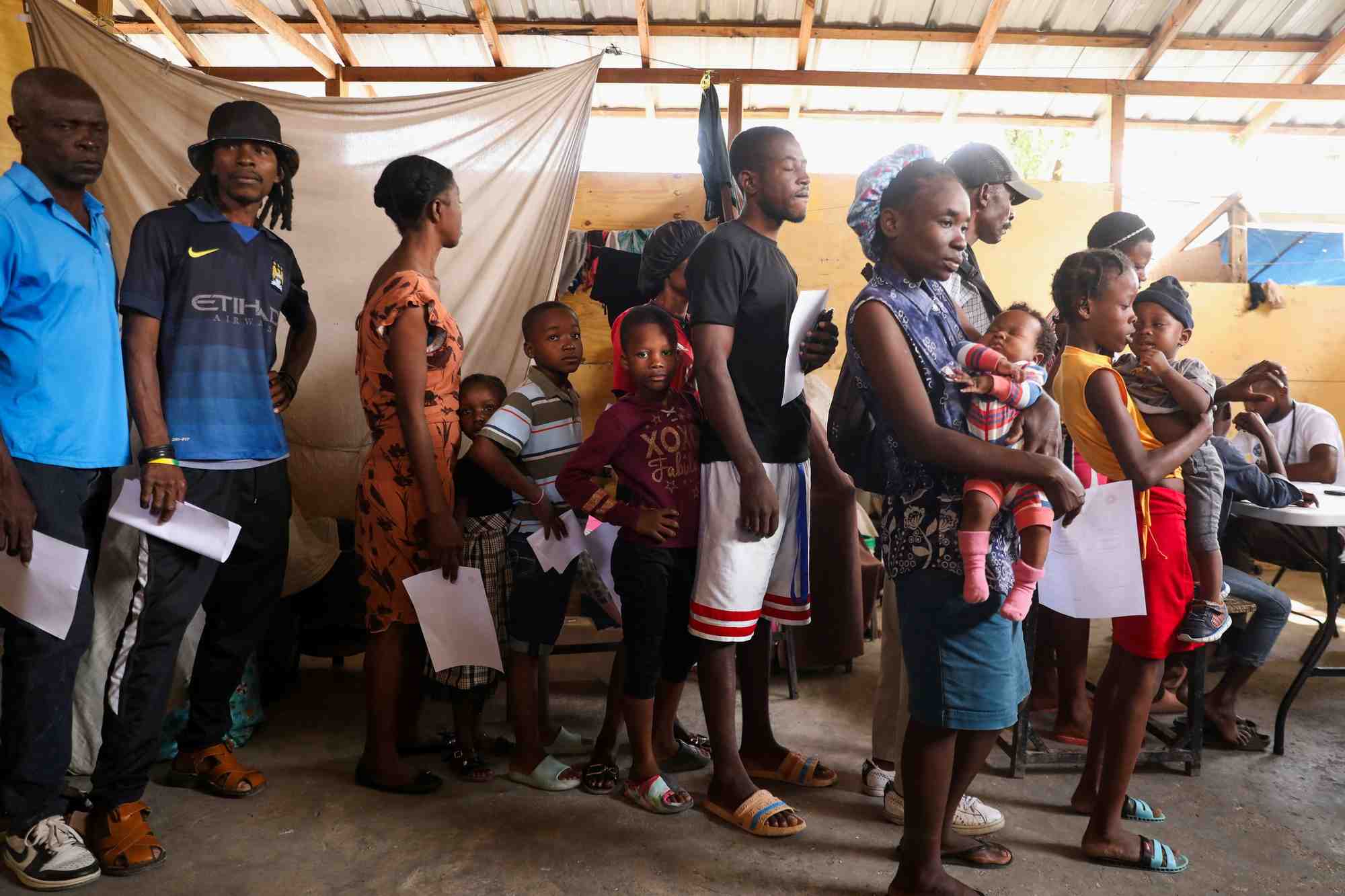 Une clinique mobile soigne les residents deplaces par la violence des gangs a port-au-prince