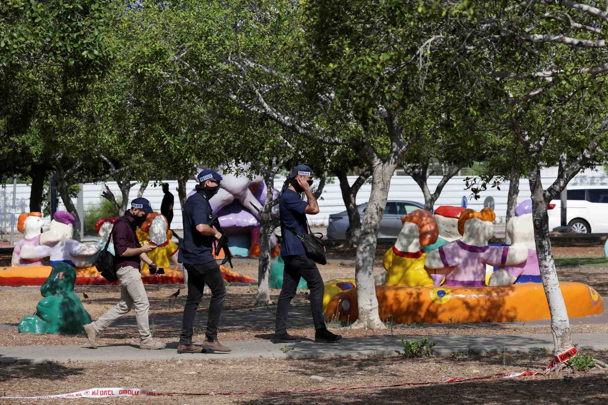 Des secouristes israeliens interviennent sur les lieux d'une attaque au couteau presumee a holon