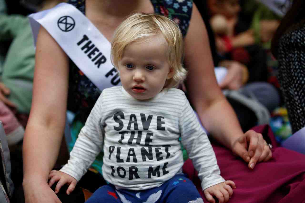"Les dommages causés dans la petite enfance persistent dans l'âge adulte, ayant des conséquences sur la santé qui durent toute la vie", s'inquiète Nick Watts, directeur exécutif de ce rapport, dénommé "Lancet Countdown" (ou "Compte à rebours santé et changement climatique" du "Lancet", en français).