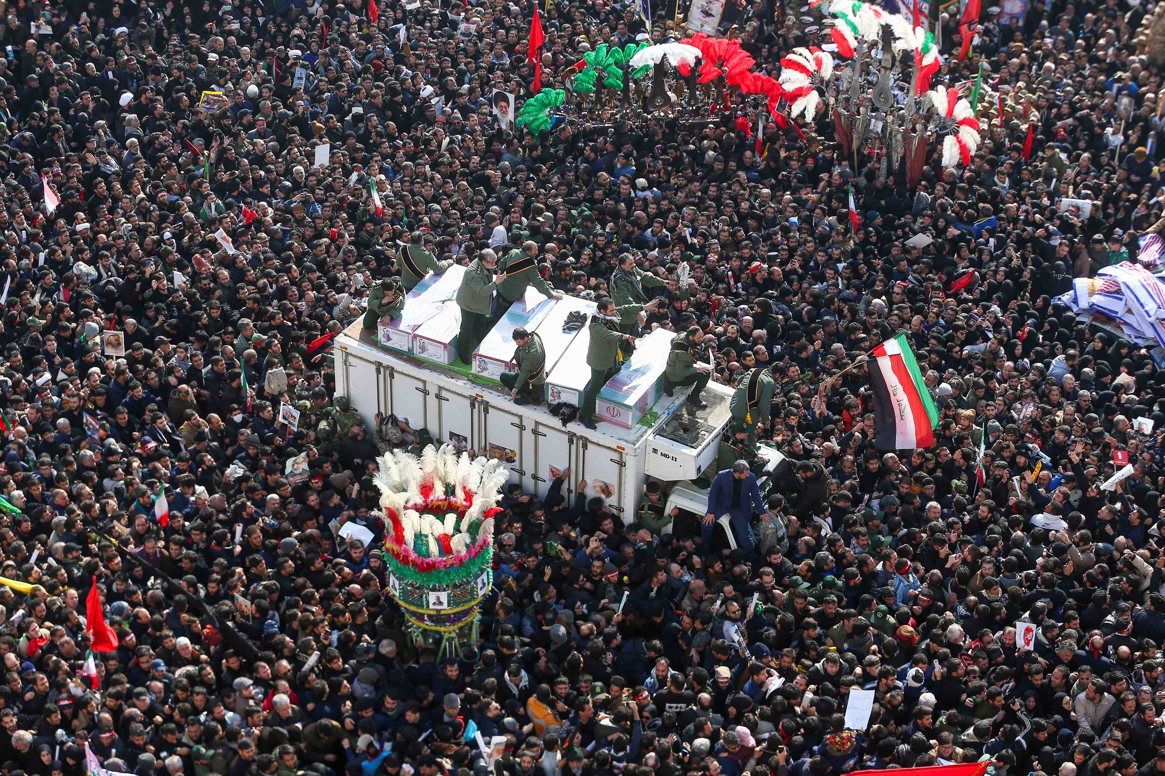 Une foule immense rend hommage au general soleimani a teheran