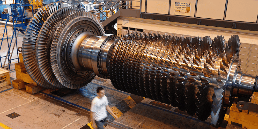 Une turbine à gaz en construction, en 2014, à l'usine GE de Belfort. Le ministère de la Justice américaine est soupçonné d’avoir mené une enquête pour corruption à l’encontre d’Alstom pour favoriser la prise de contrôle de la branche Energie de l’entreprise par GE.