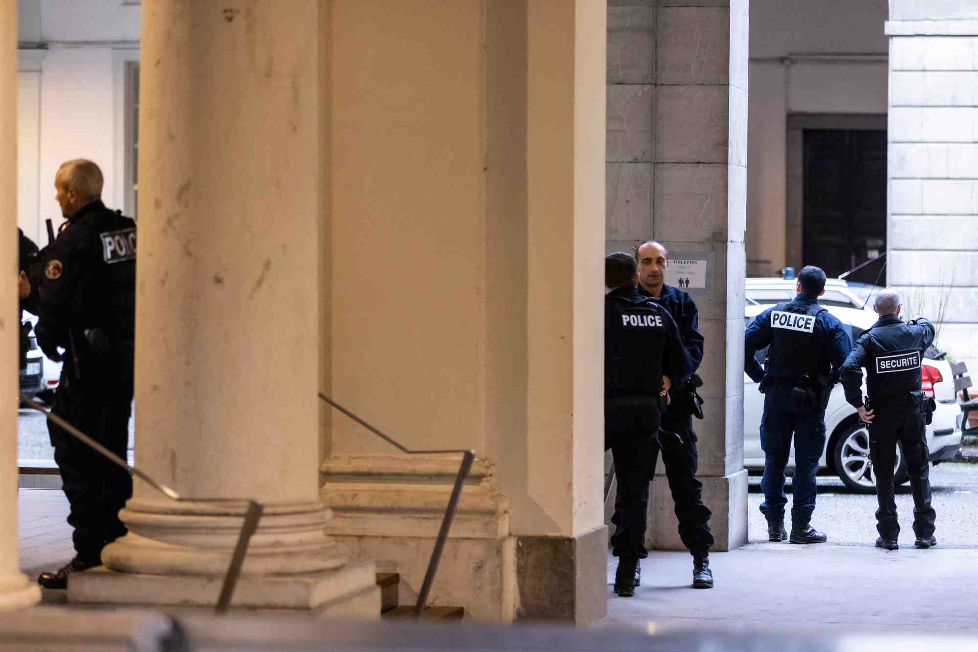 Des policiers devant la salle de la cour d'appel apres l'arrivee du milliardaire ukrainien konstantin jevago, a chambery