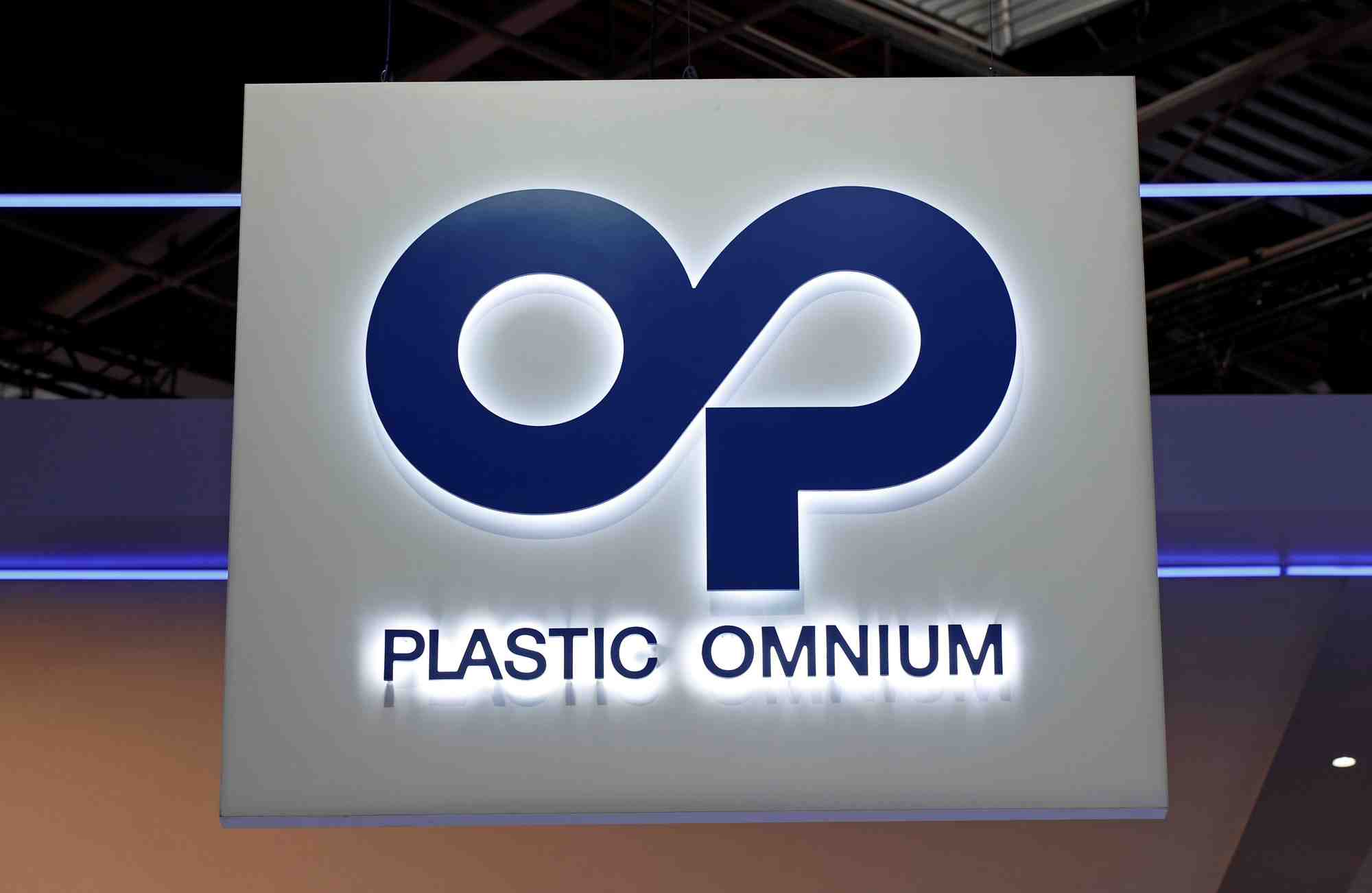 Photo du logo de plastic omnium au salon de l'automobile de paris