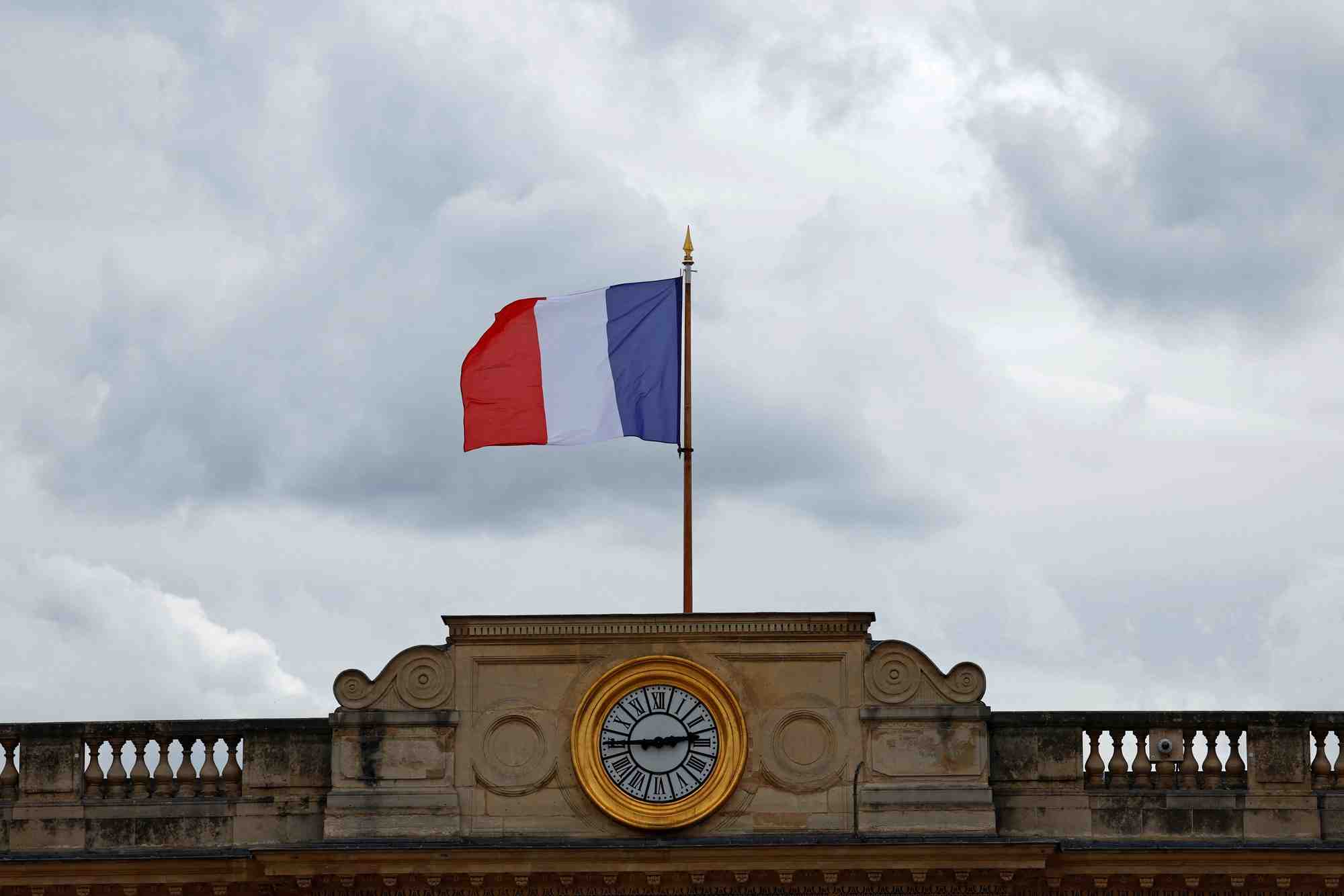 Un drapeau francais flotte au-dessus de l'assemblee nationale