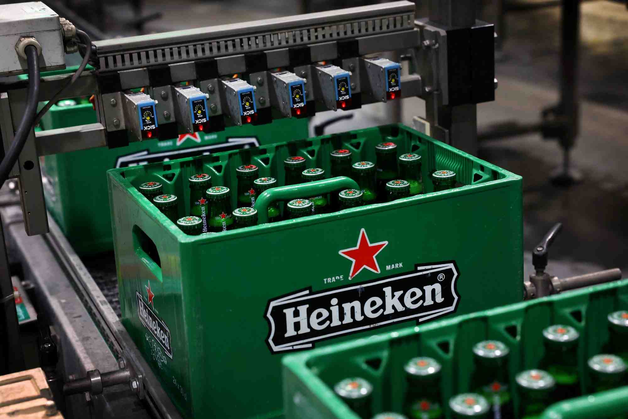 Des caisses de biere sur le tapis roulant de la brasserie heineken a zoeterwoude