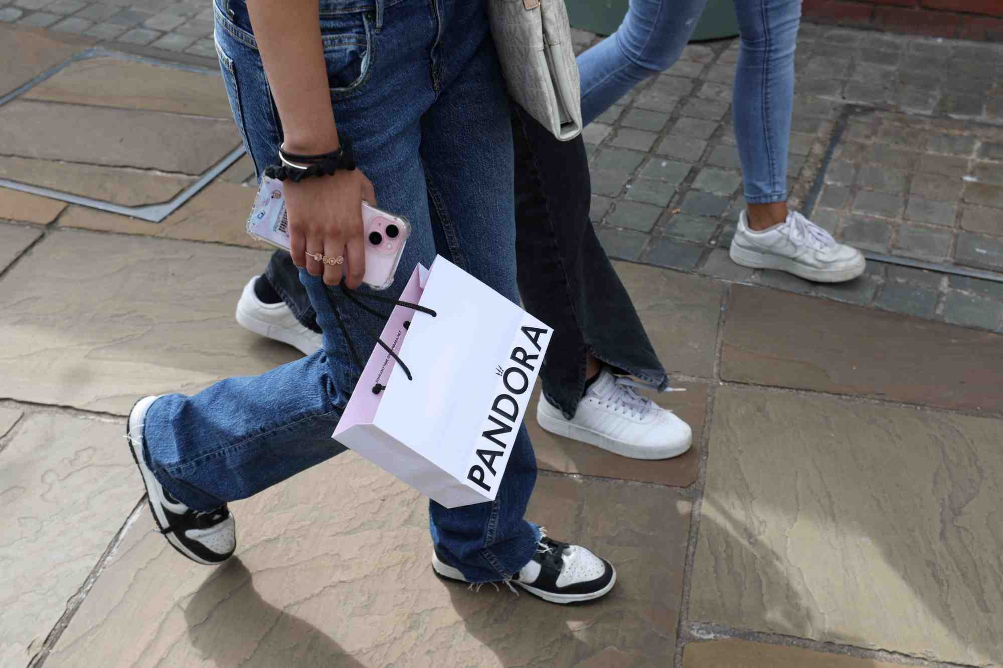 Un sac pandora a bicester village au royaume-uni