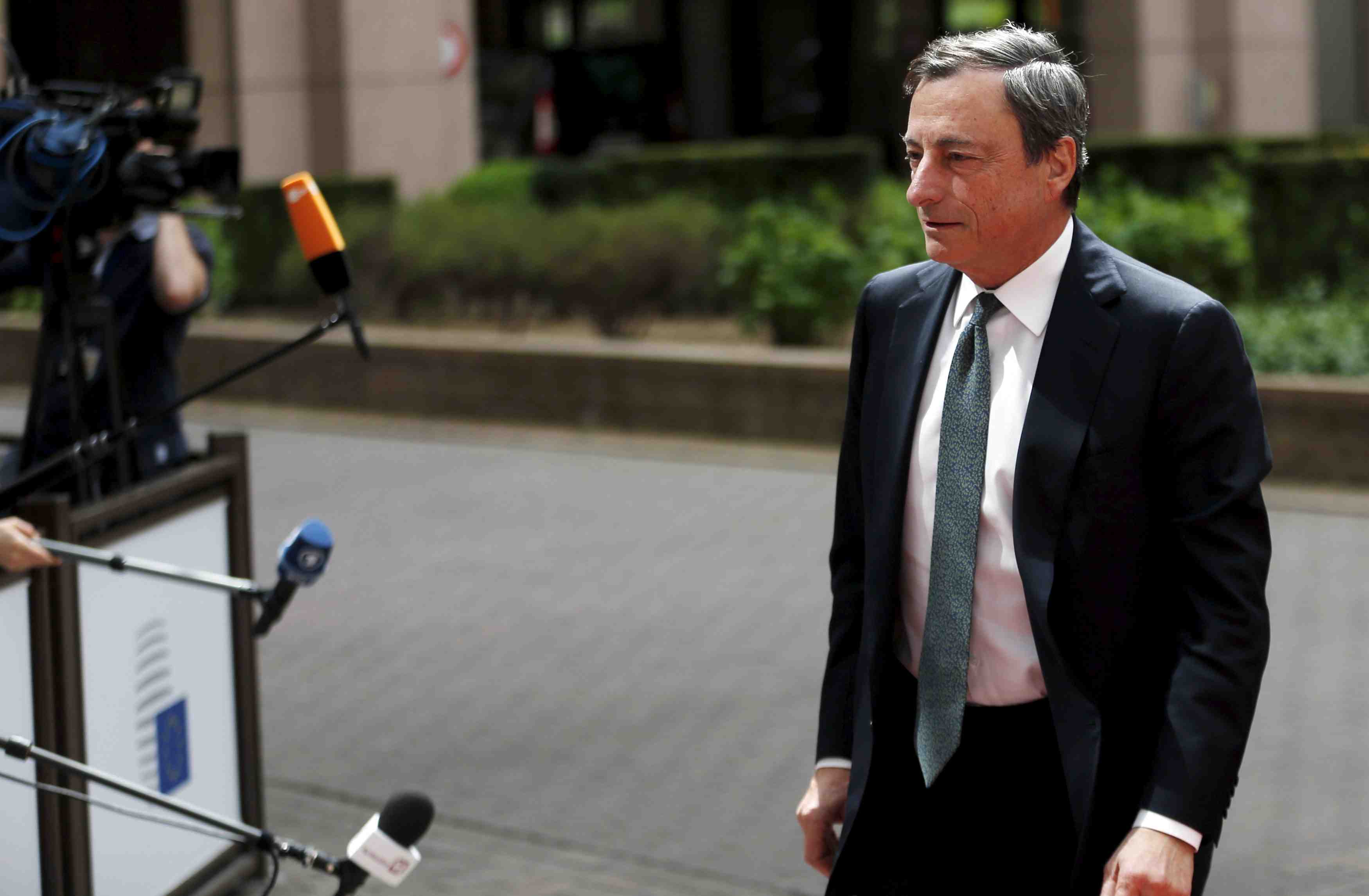 Mario draghi demande aux membres de la zone euro de s'unir pour reformer