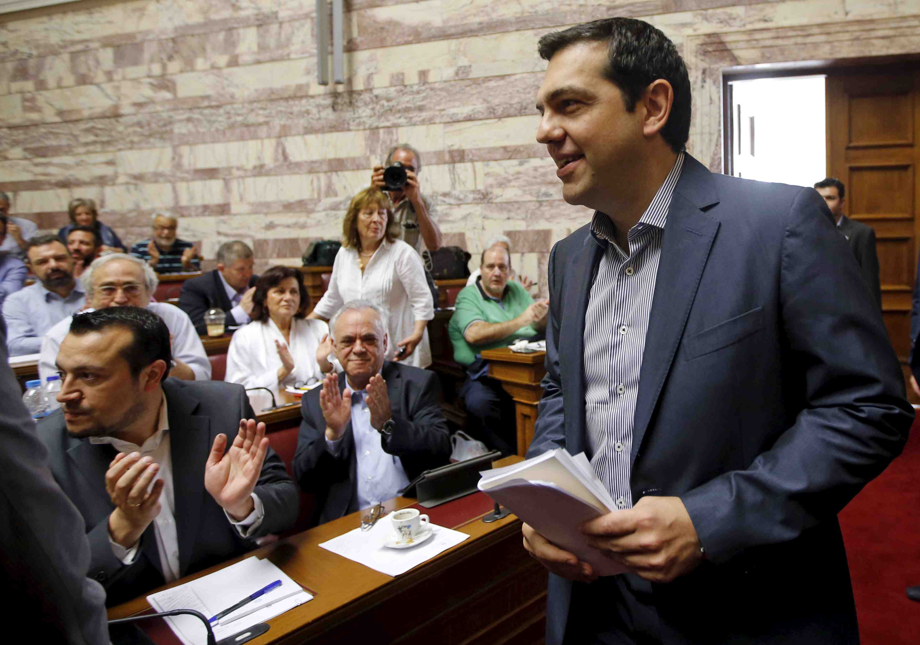 Alexis tsipras demande le soutien du parlement grec