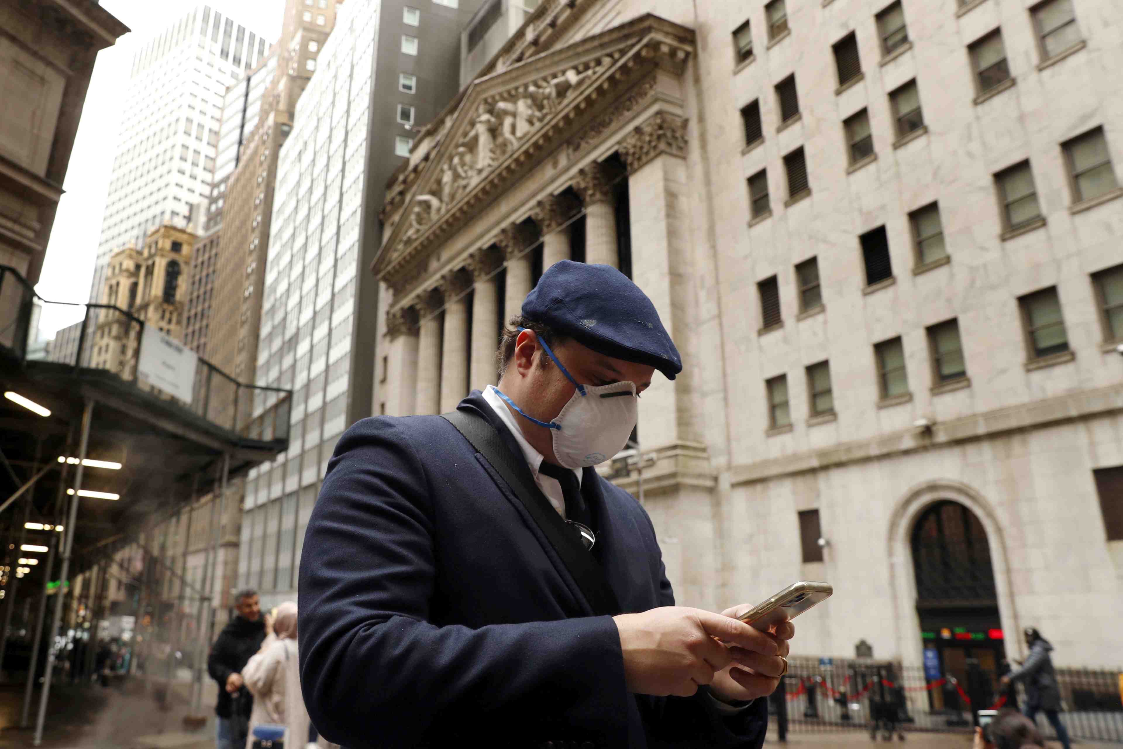 Wall street ouvre en hausse apres le plan sur les infrastructures