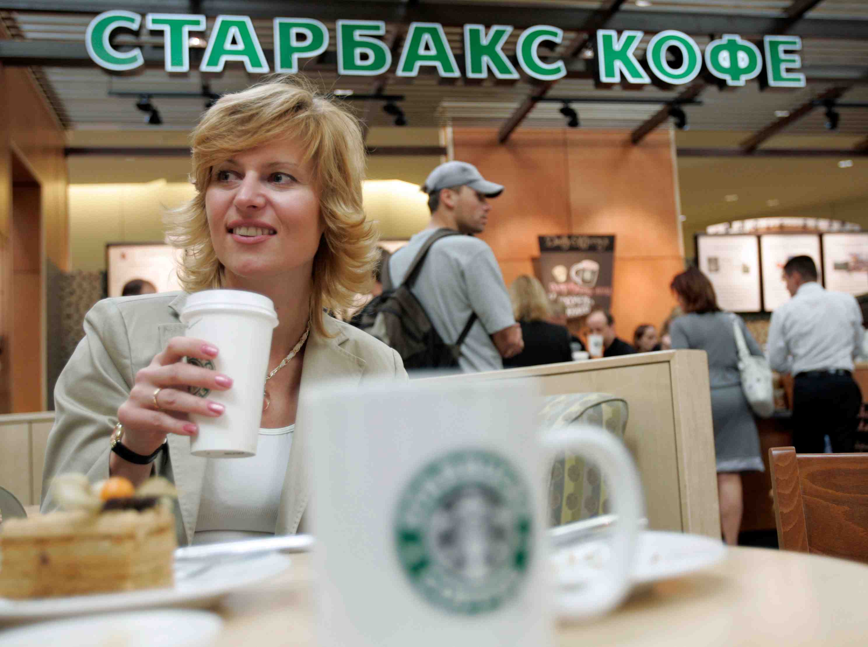 Starbucks, pepsi et coca-cola suspendent leurs activites en russie