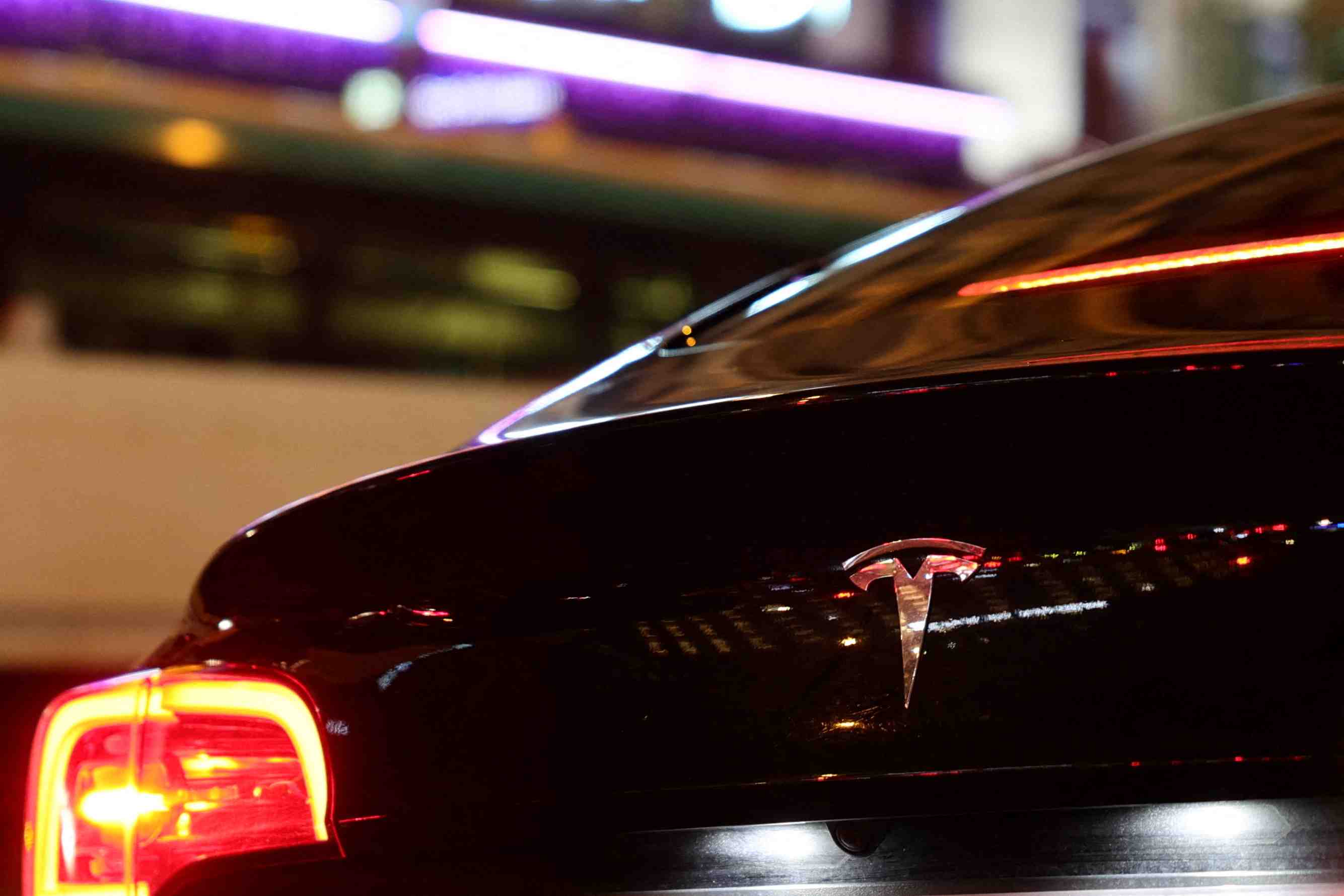 France: le chauffeur de la tesla impliquee dans un accident mortel porte plainte contre le constructeur