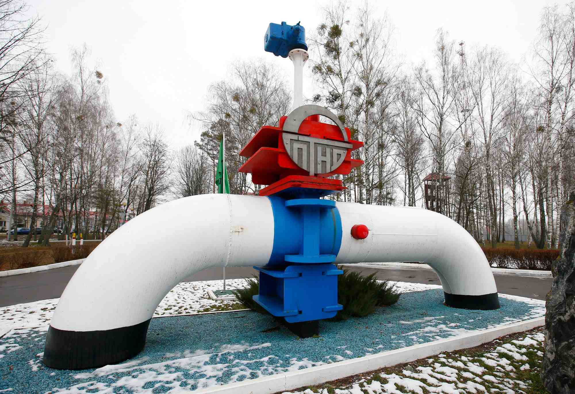 Photo d'archives d'une maquette d'un oleoduc a l'entree de la station de pompage de petrole de gomel transneft