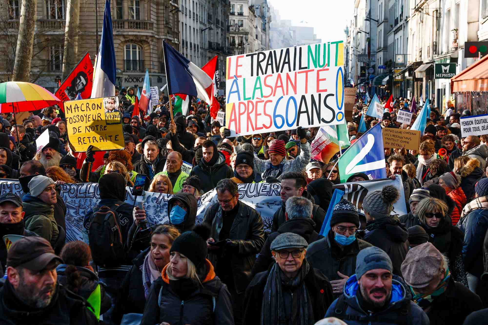 Des gens a paris manifestation contre le plan de reforme des retraites du gouvernement francais