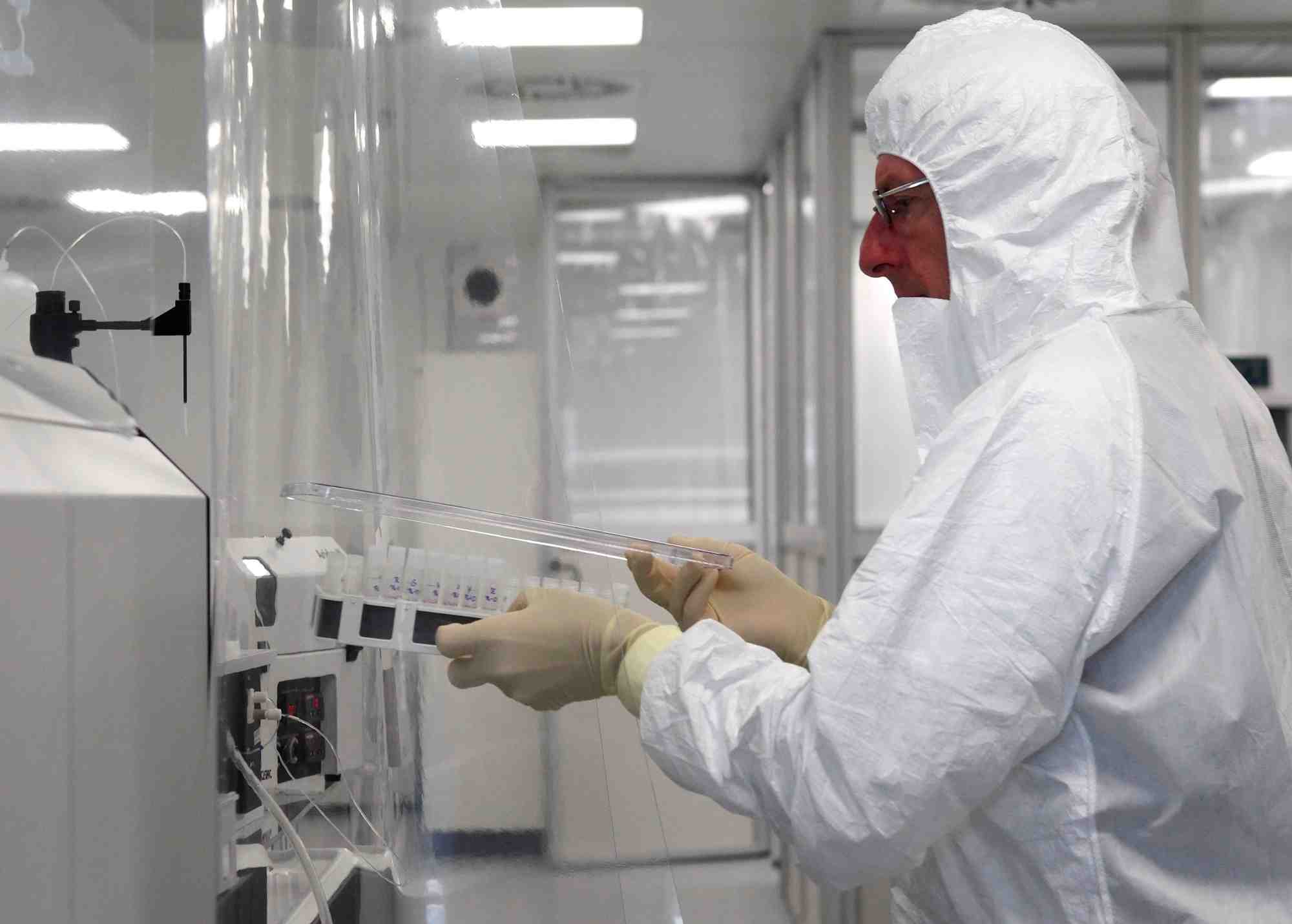 Un scientifique travaille au laboratoire d'echantillons environnementaux de l'agence internationale de l'energie atomique (aiea) a seibersdorf