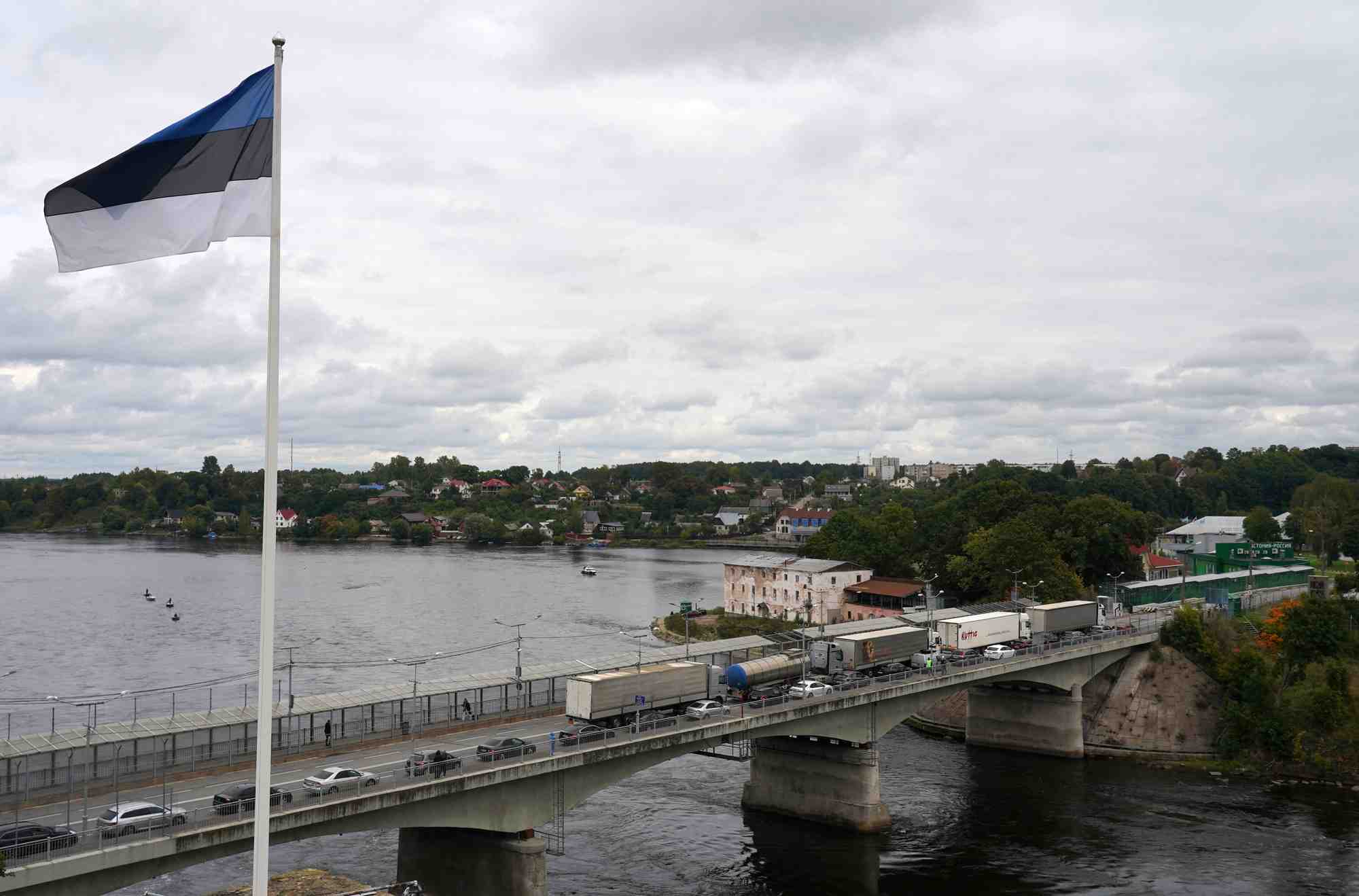 Les garde-côtes estoniens ont déclaré jeudi que leurs homologues russes avaient retiré pendant la nuit des bouées placées sur la rivière Narva.