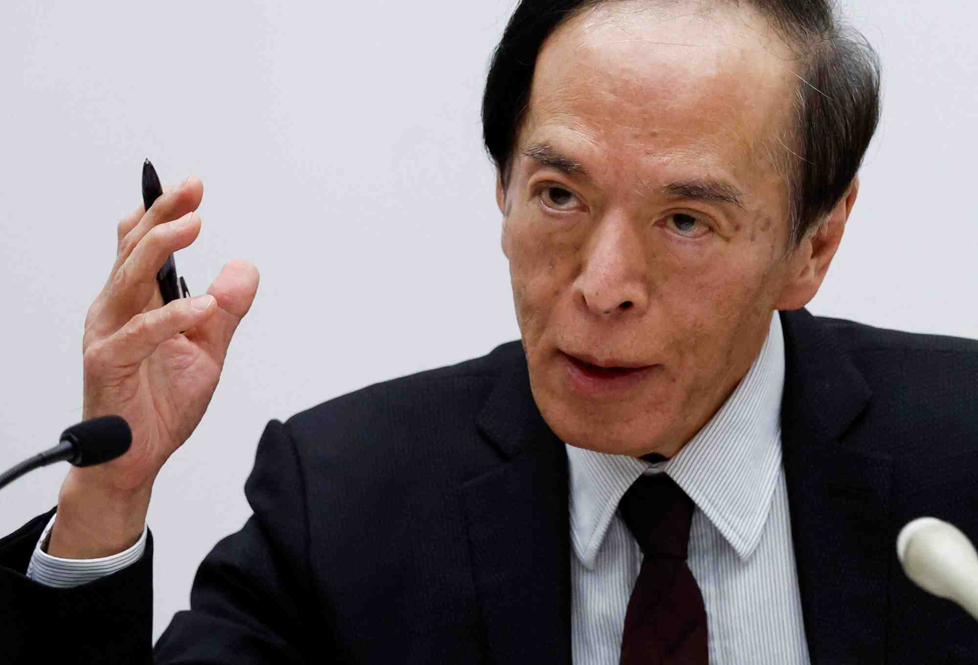 Le gouverneur de la banque du japon (boj), kazuo ueda, participe a une conference de presse a tokyo