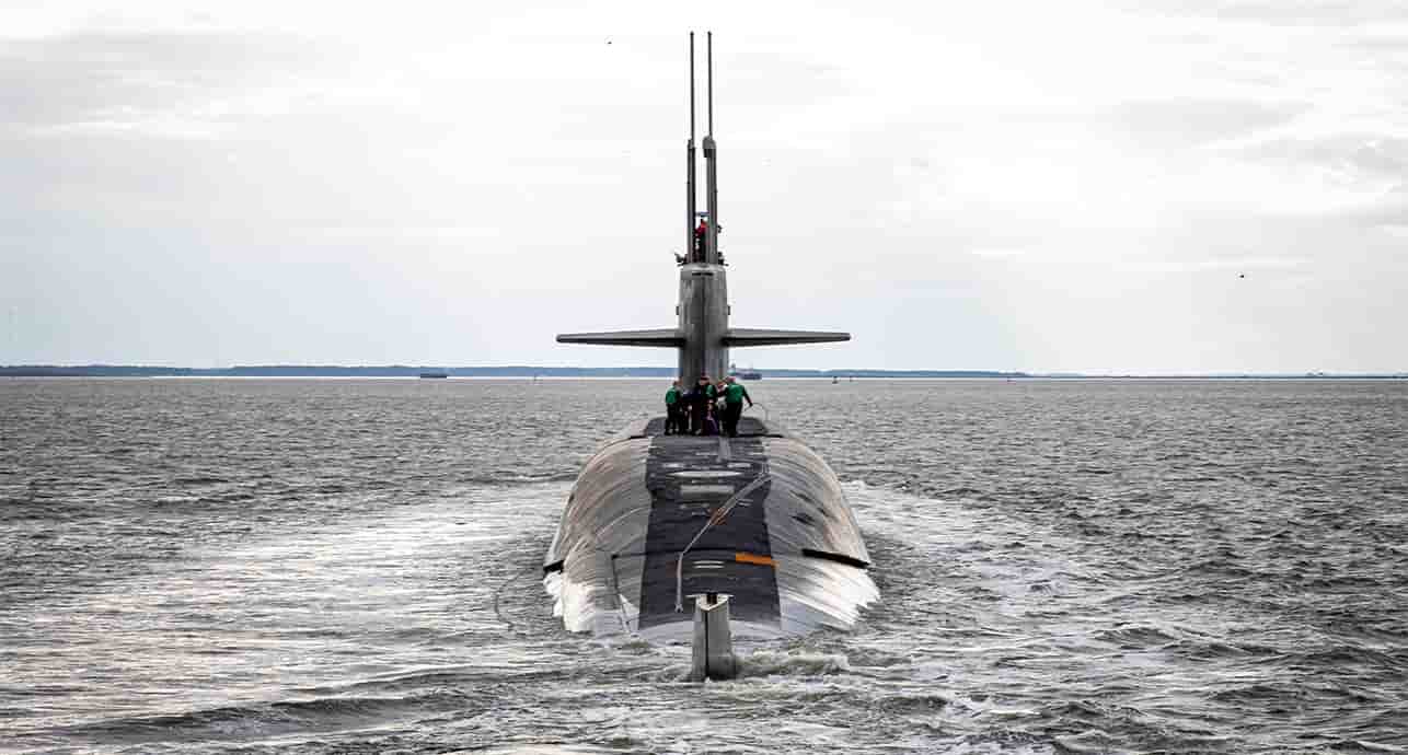 Le sous-marin lanceur d'engins USS Wyoming (SNLE 742) de classe Ohio débarque à la base navale de Norfolk, en Virginie, pour soutenir la conférence des commandants de composante de l'USSTRATCOM, le 2 février 2024.