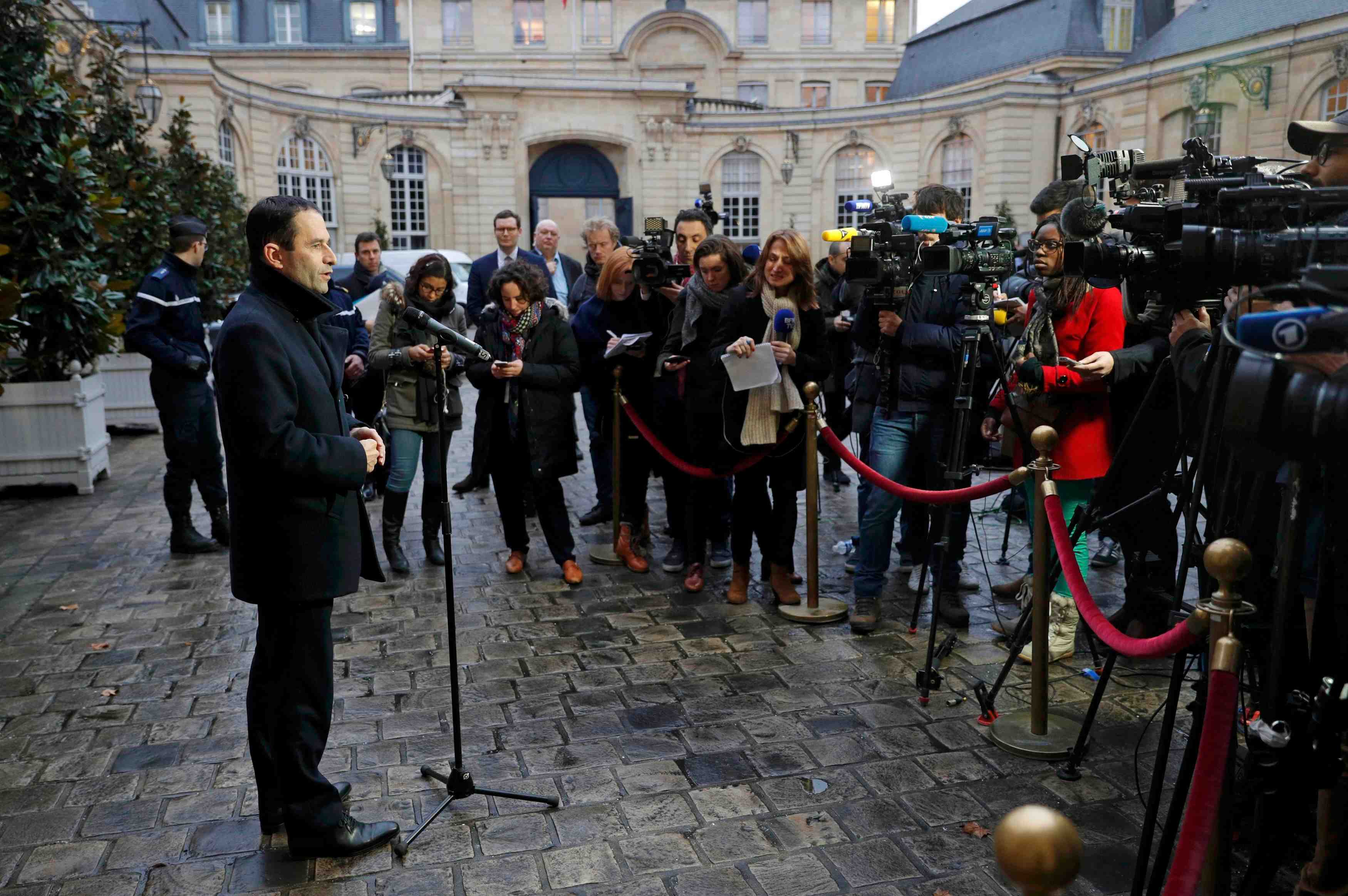 Hamon obtient le soutien de cazeneuve et veut rassembler