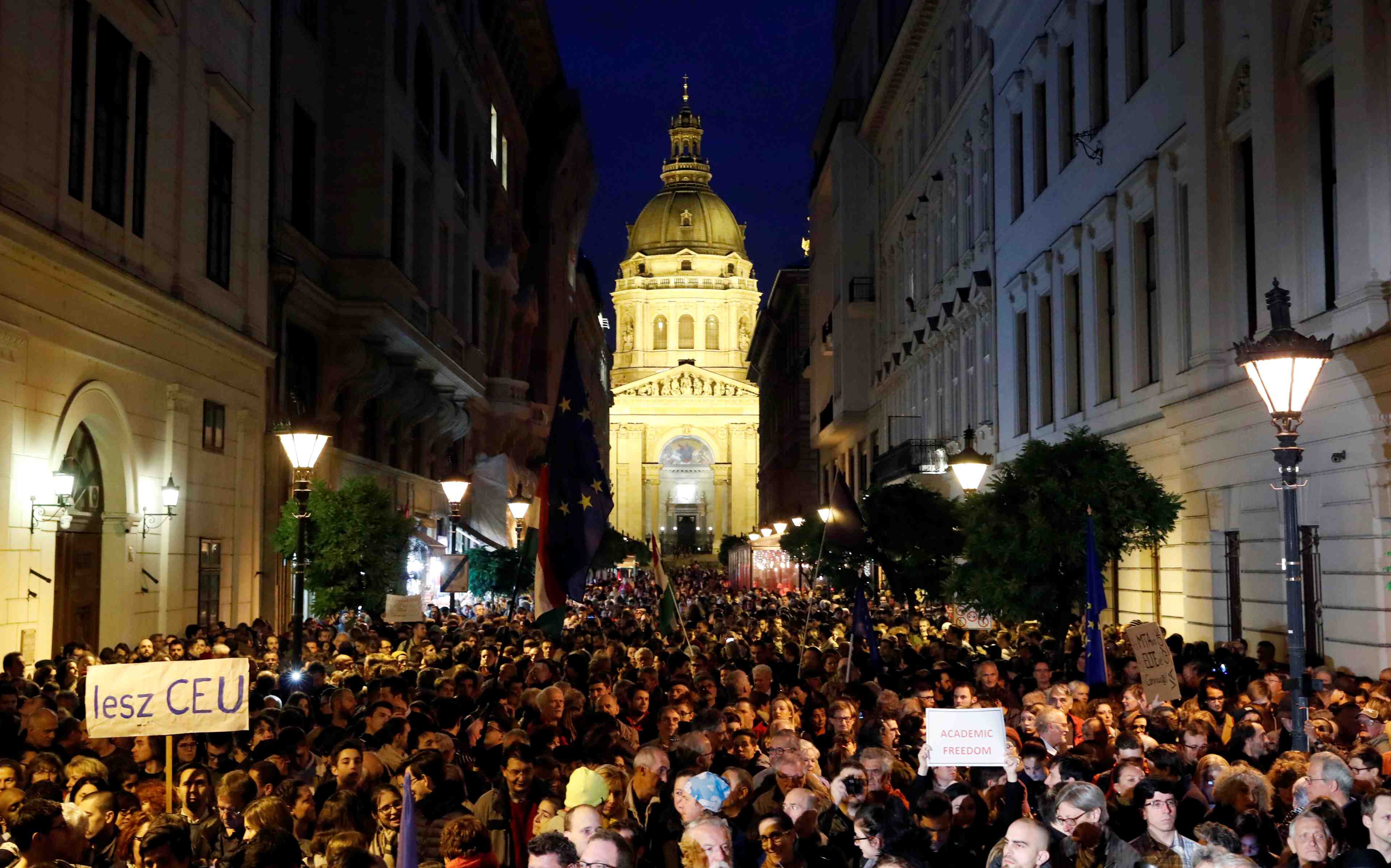 Rassemblement a budapest en faveur de l'universite fondee par soros