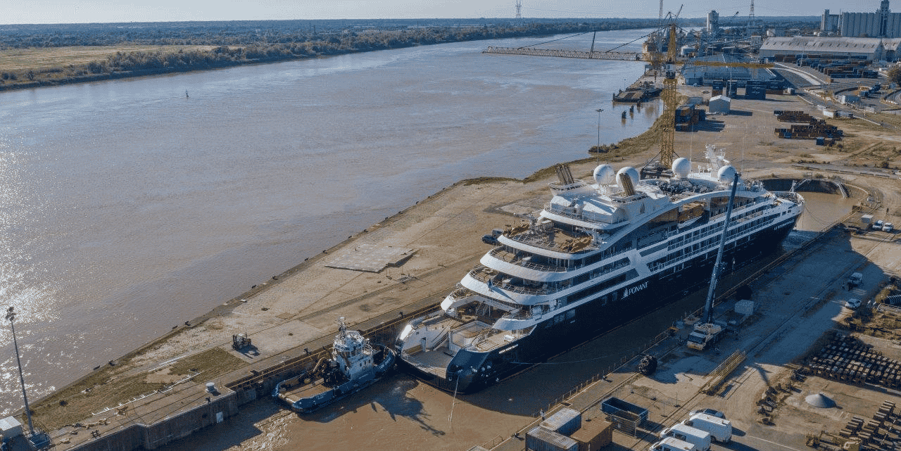Le Bougainville dans la forme de radoub numéro 3 du Grand port maritime de Bordeaux, au terminal de Bassens.