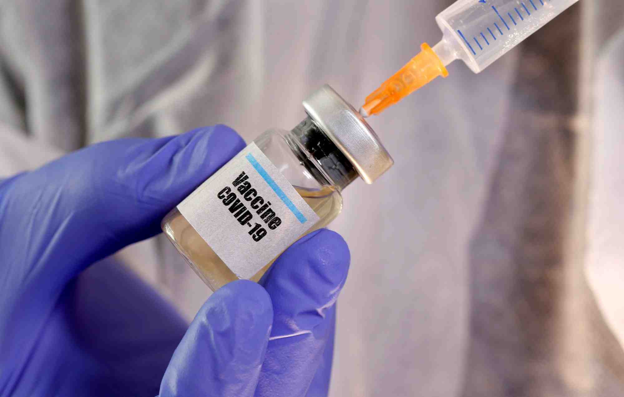 Londres envisage des essais de contamination controlee pour les vaccins contre le covid-19-ft