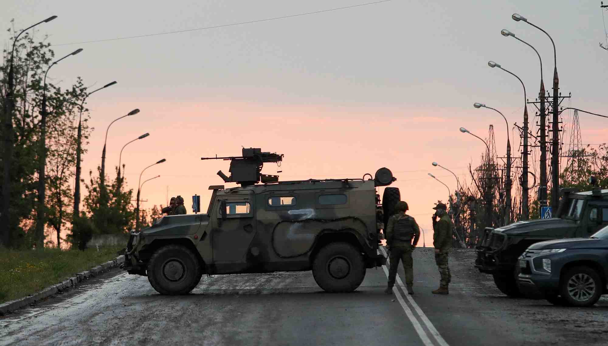 La russie affirme que pres de 2.000 combattants ukrainiens d'azovstal se sont rendus