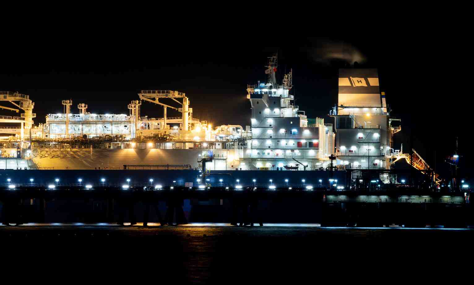 Plutôt que d'être transporté par tuyaux, le gaz naturel liquéfié (GNL) est condensé sous forme liquide pour être acheminé des quatre coins du monde par navire, avant d'être regazéifié à son arrivée sur les côtes.