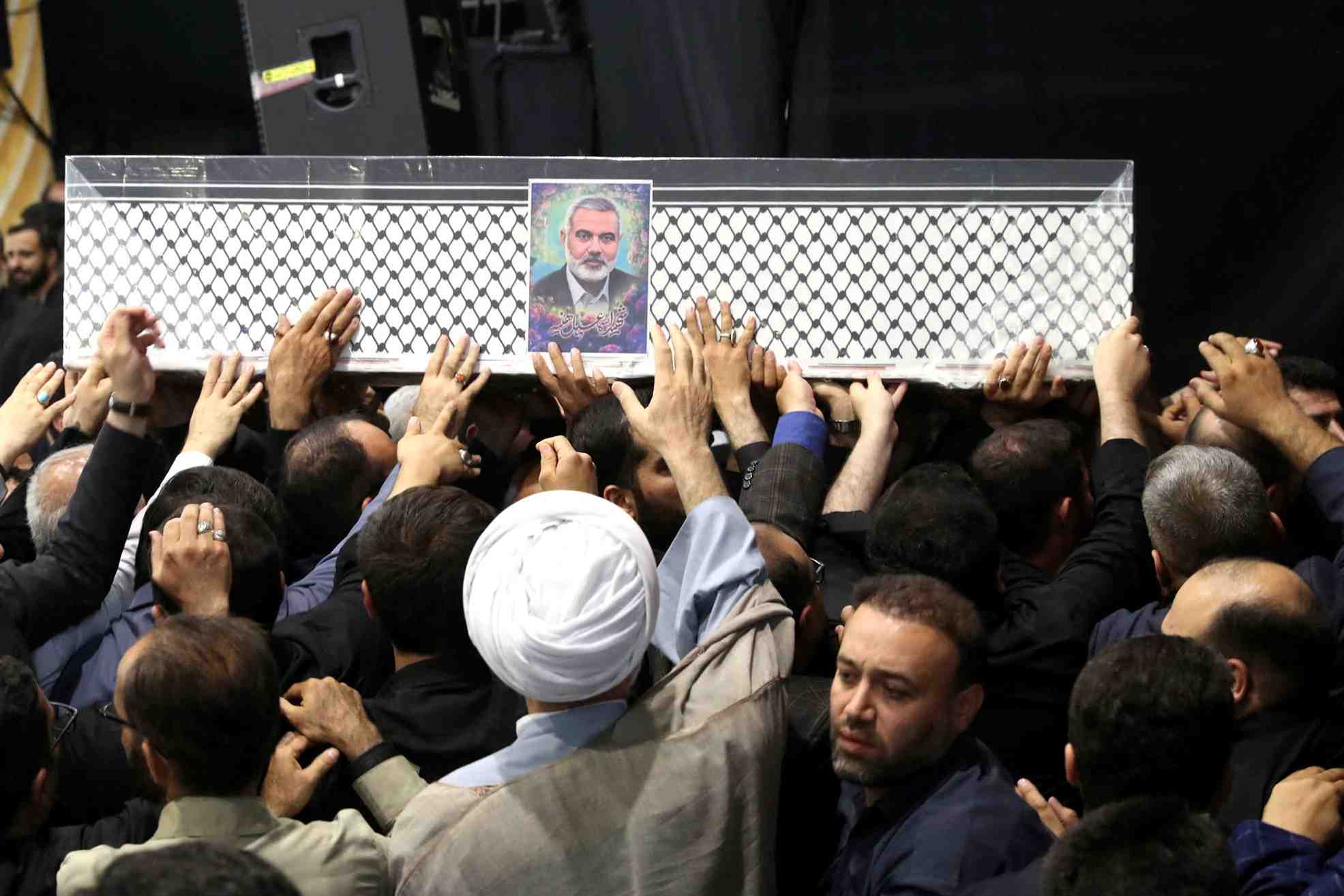 Des gens portent le cercueil du chef du hamas ismail haniyeh lors de sa ceremonie funeraire a teheran