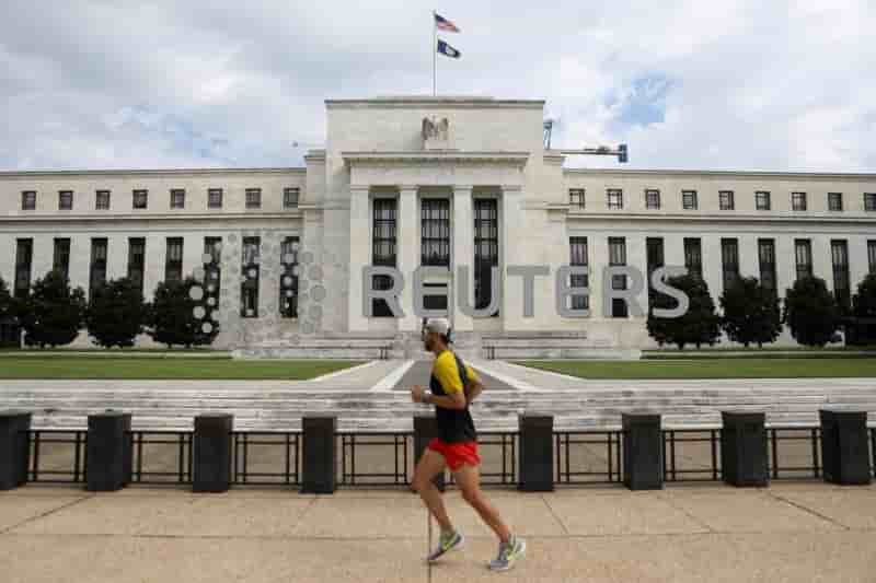 Un joggeur passe devant le batiment de la reserve federale a washington, dc
