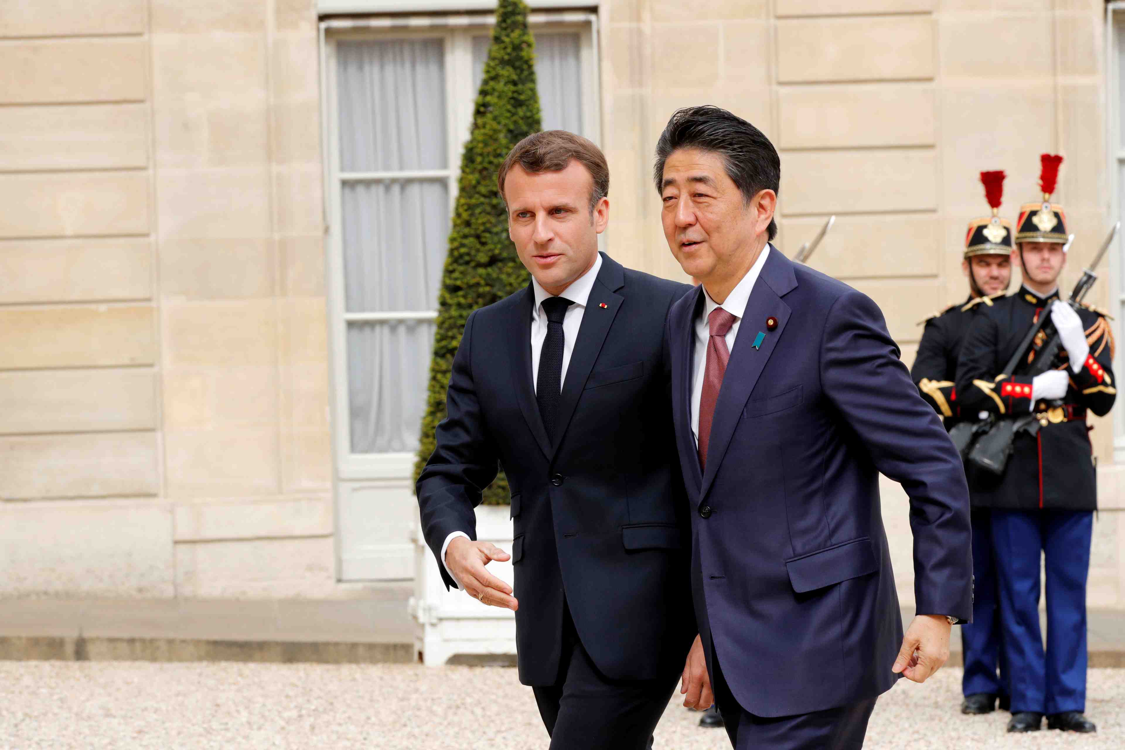 Macron et abe ont aborde la situation de carlos ghosn