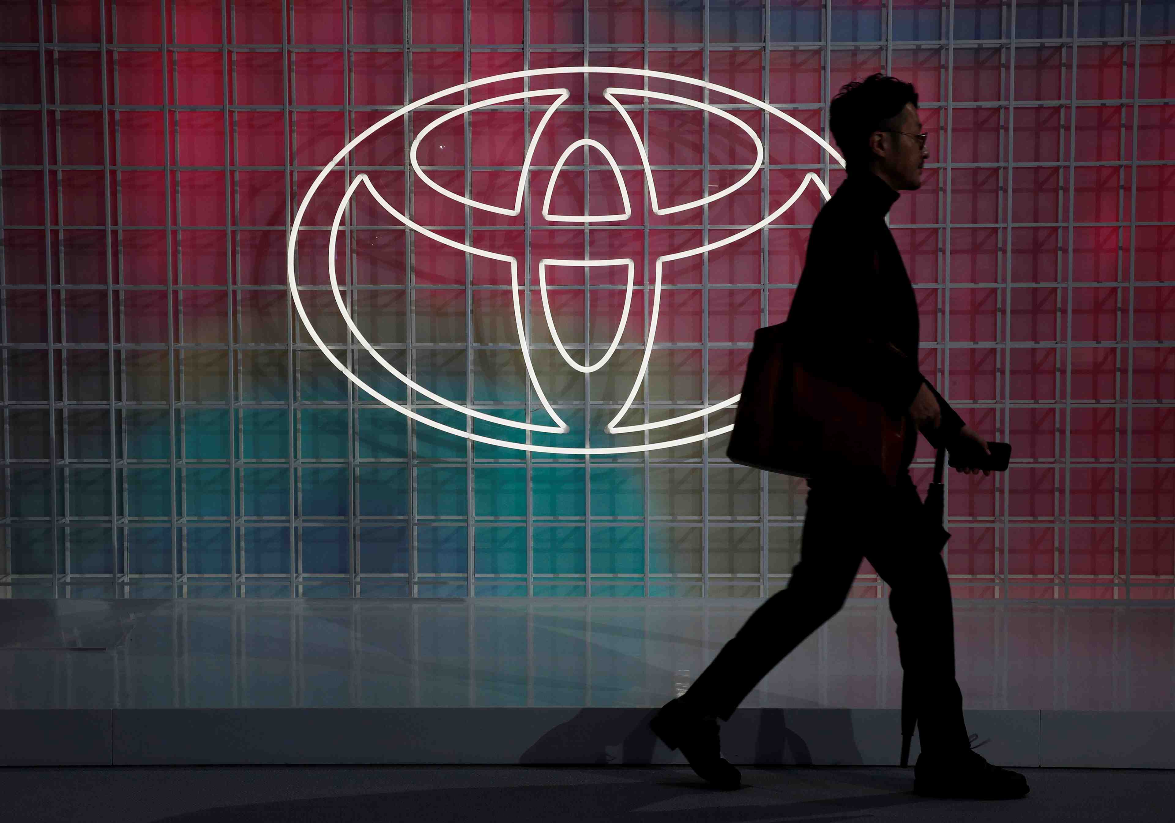 Toyota revoit fortement a la hausse sa prevision de benefice annuel