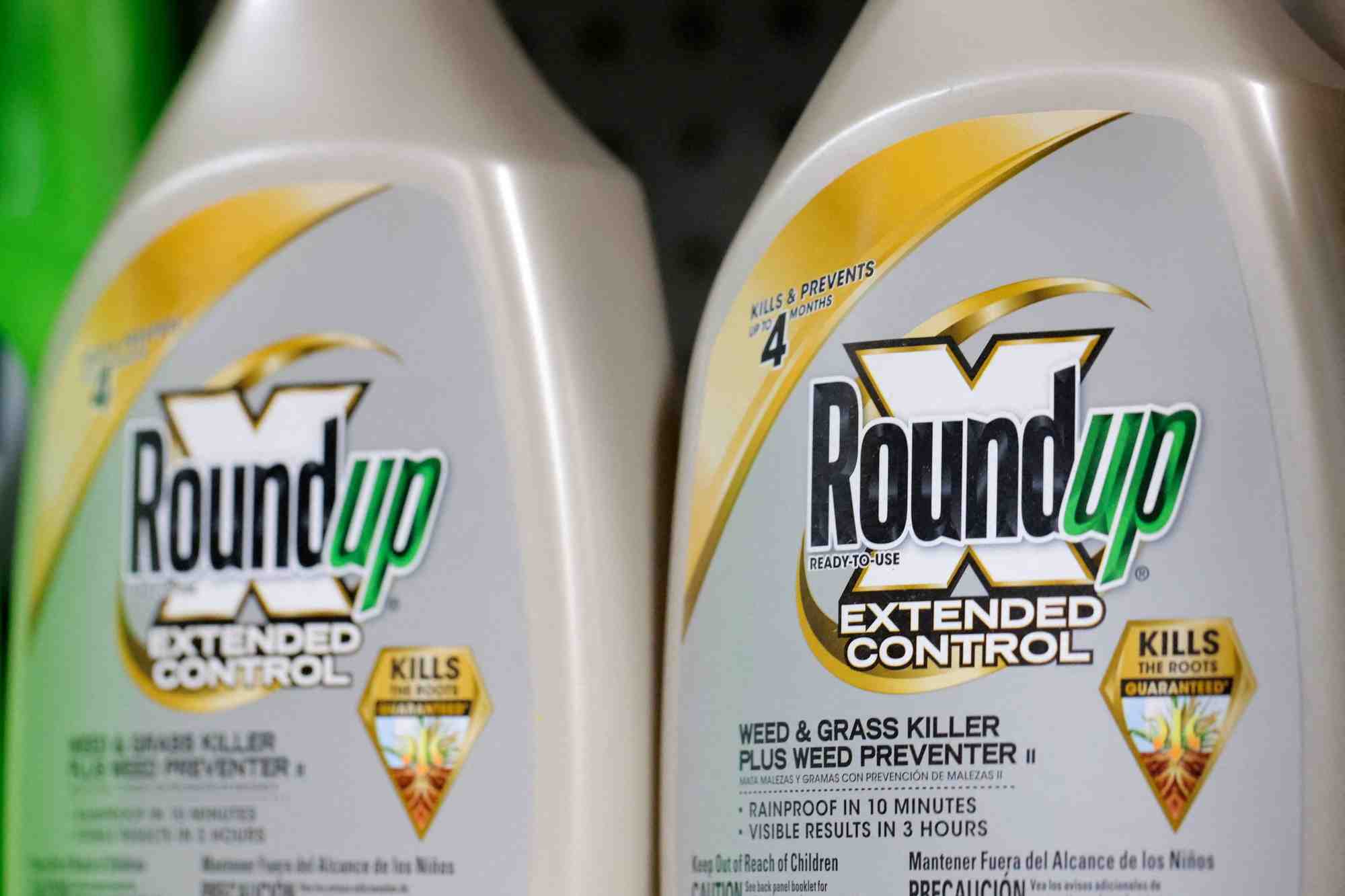 Photo d'archives: des bouteilles de roundup, une marque appartenant a bayer, sont en vente dans un magasin de manhattan, a new york