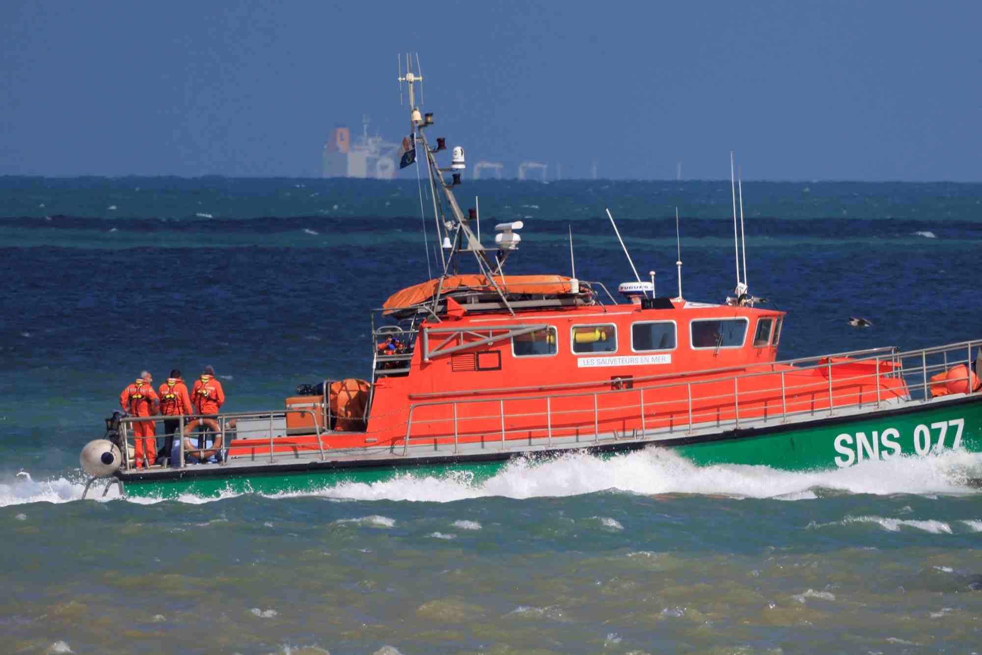"notre dame du risban", un canot de sauvetage de la snsm, entre dans le port de calais a la suite d'une operation de sauvetage apres qu'un bateau de migrants tentant de traverser la manche depuis la france a chavire