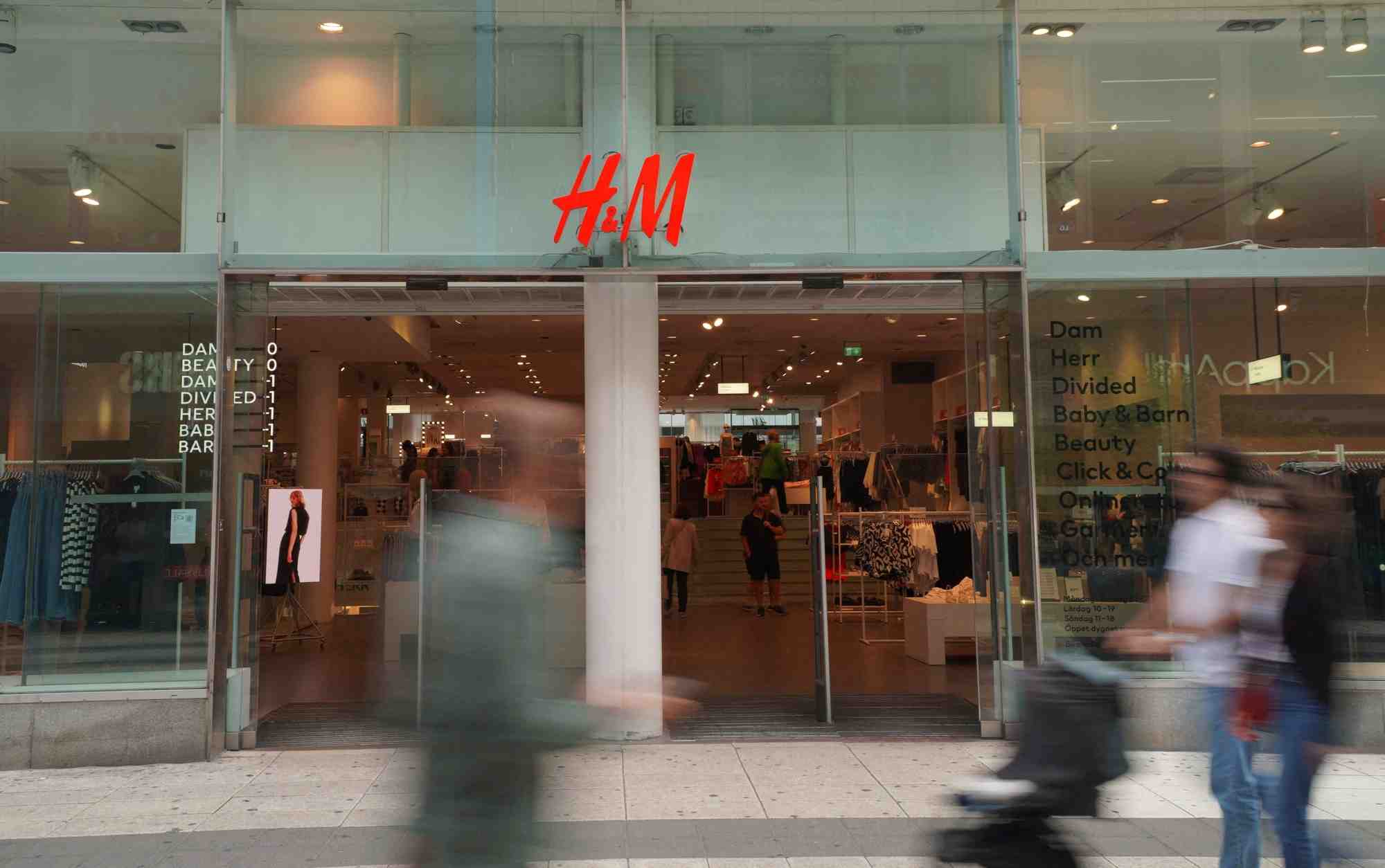 Des pietons passent devant une succursale du detaillant h&m dans le centre de stockholm