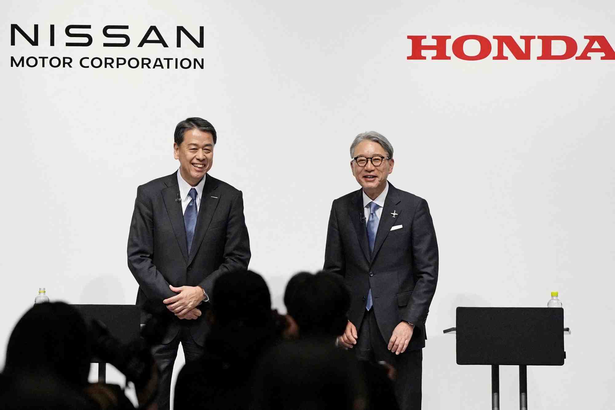 Makoto uchida, pdg de nissan motor, et toshihiro mibe, pdg de honda motor, participent a une conference de presse a tokyo