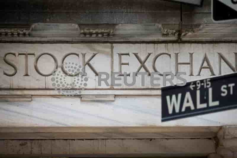 L'entree de la bourse de new york a wall street