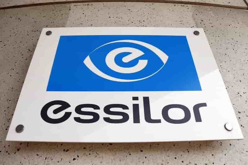 Essilor, en vedette en bourse de paris a mi-seance