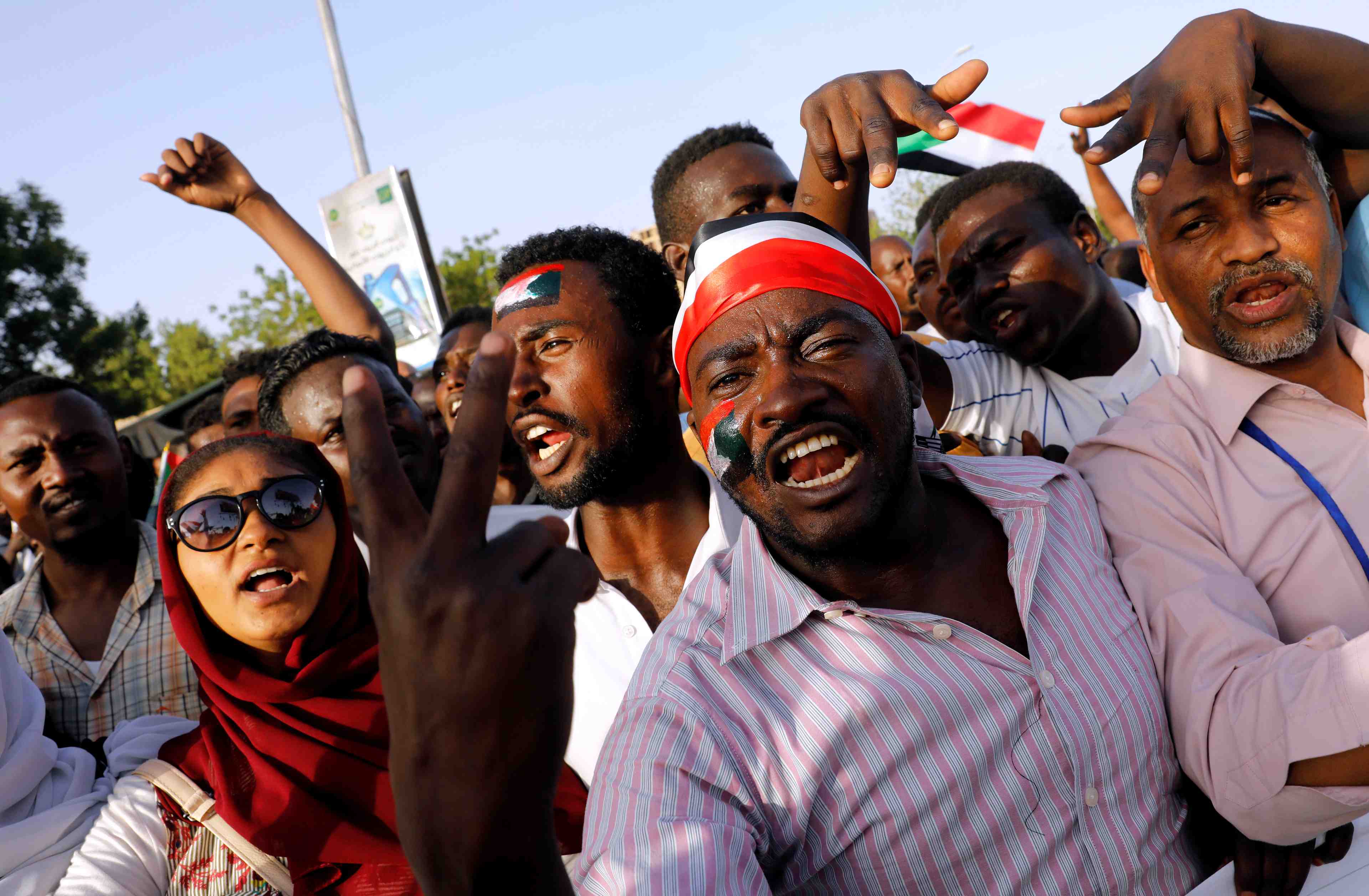 Soudan: des habitants d'atbara, berceau du soulevement, se rendent a khartoum