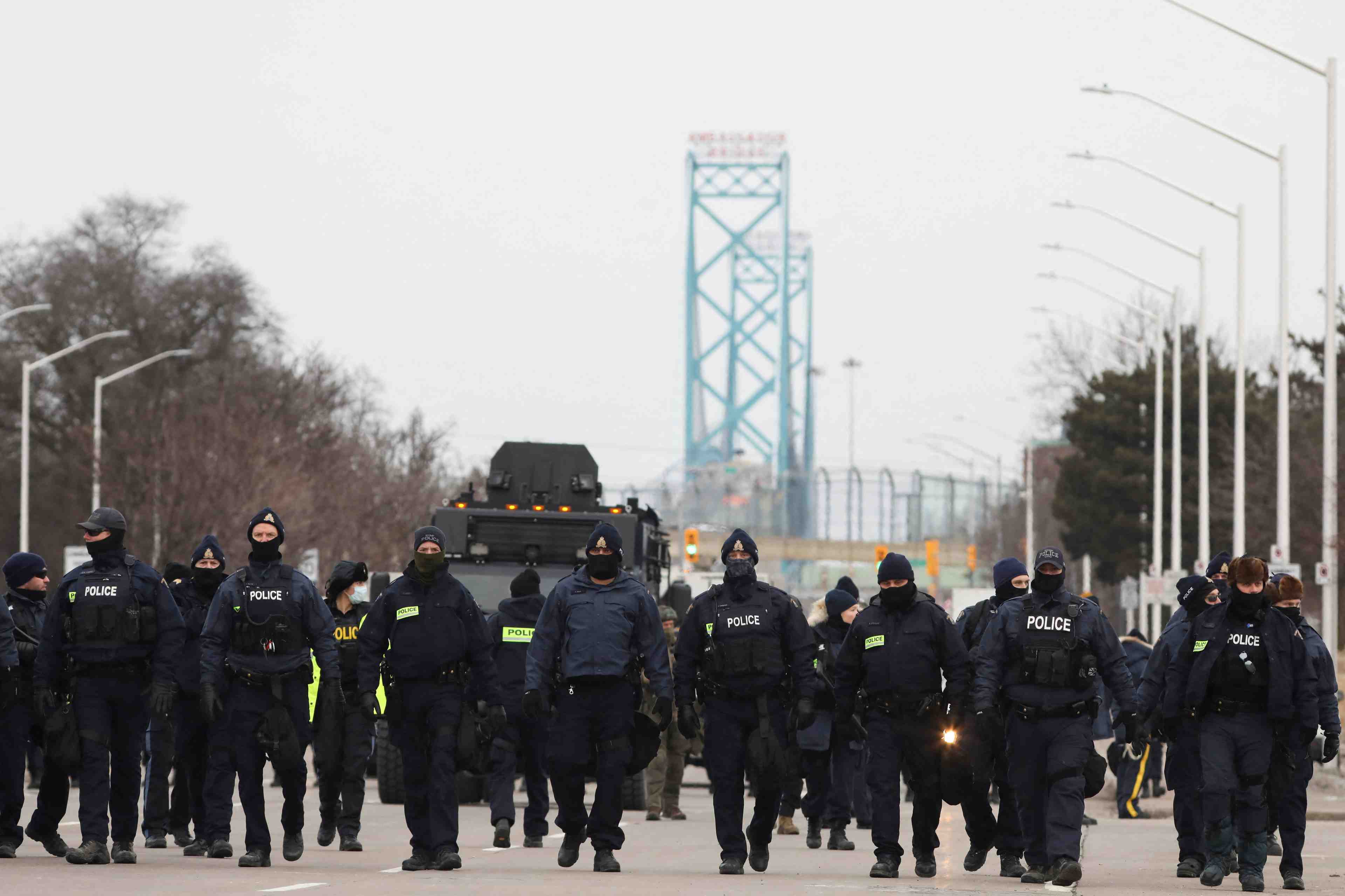Le pont ambassador rouvre apres l'expulsion des manifestants