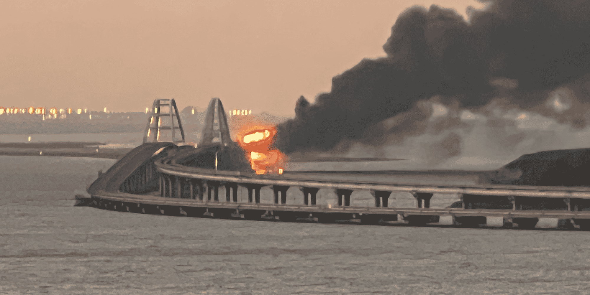 Un incendie sur le pont de kerch reliant la crimee a la russie