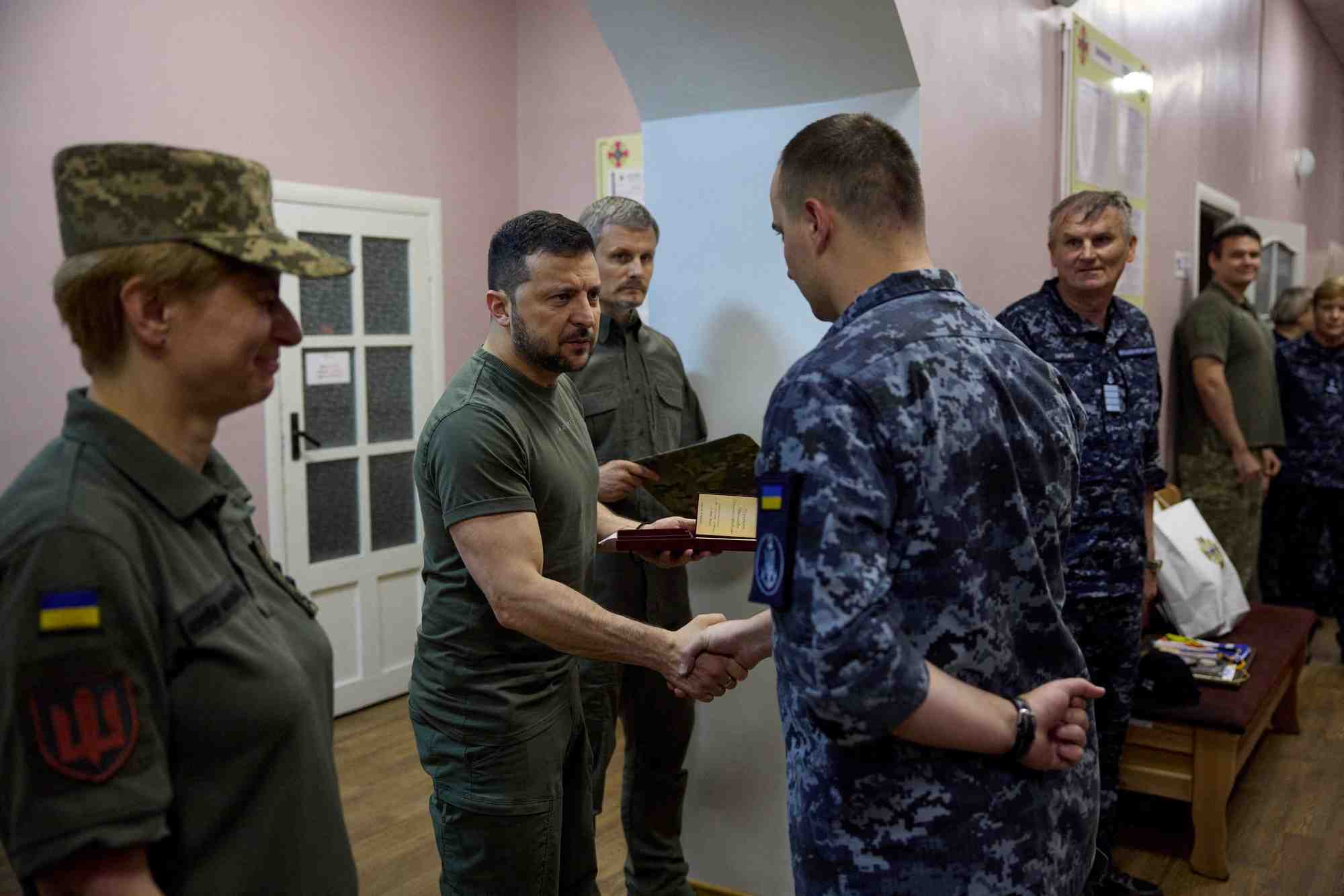 Le president ukrainien volodimir zelensky avec des membres des forces armees ukrainiennes dans un hopital militaire de la ville d'ochakiv
