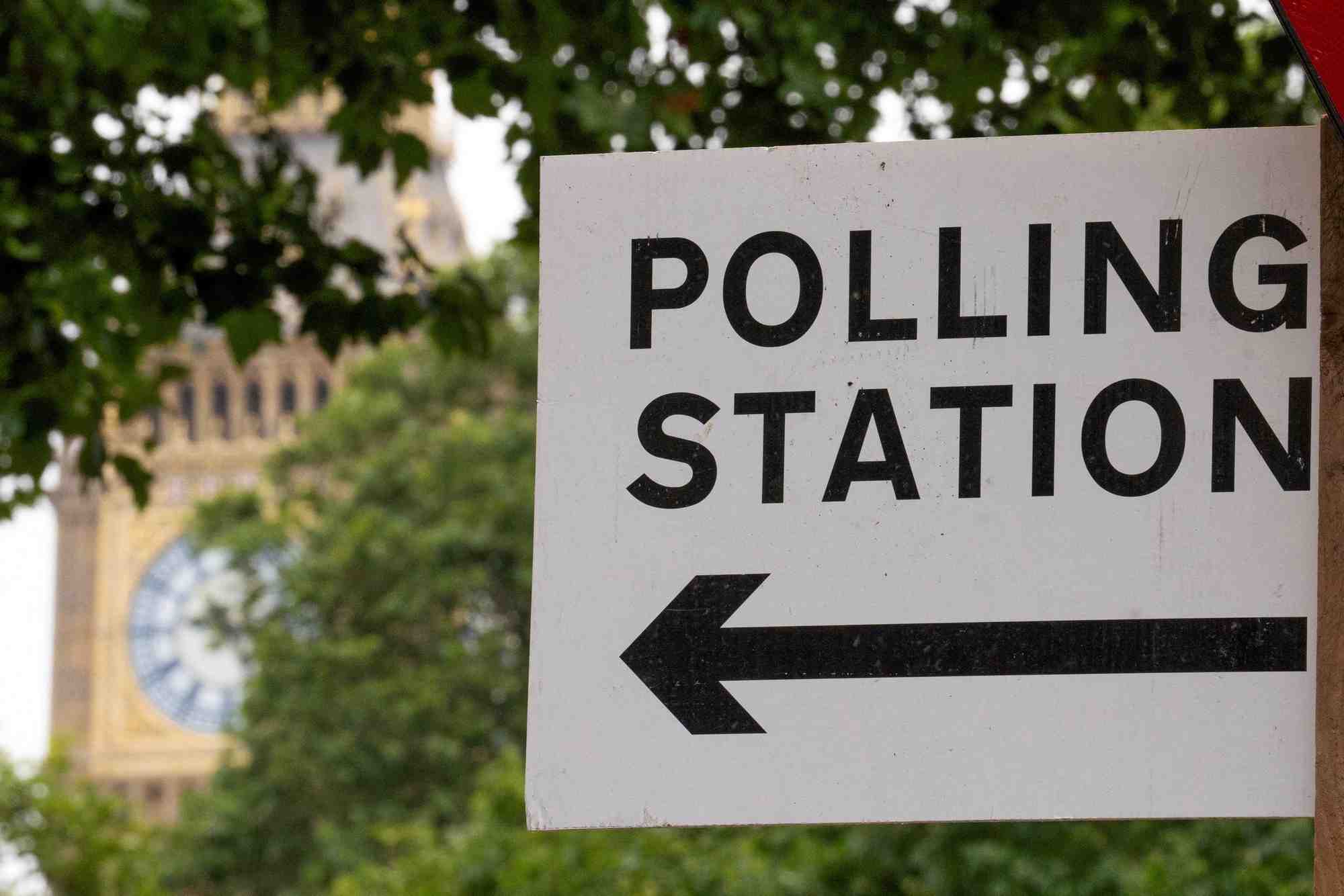 Panneau de direction d'un bureau de vote