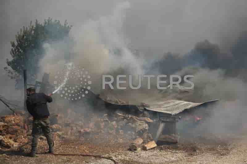 Un incendie brule a nea penteli, pres d'athenes