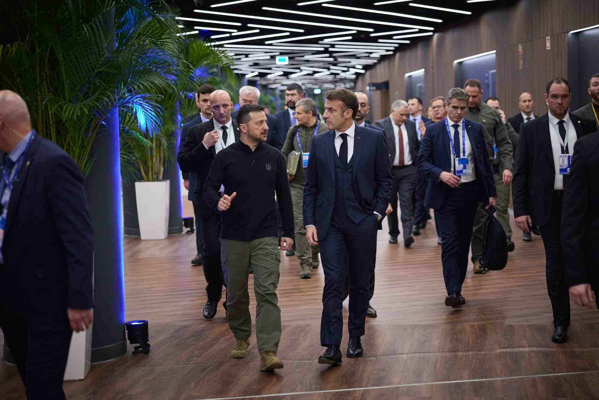 Le president ukrainien volodymyr zelenskiy et le president francais emmanuel macron