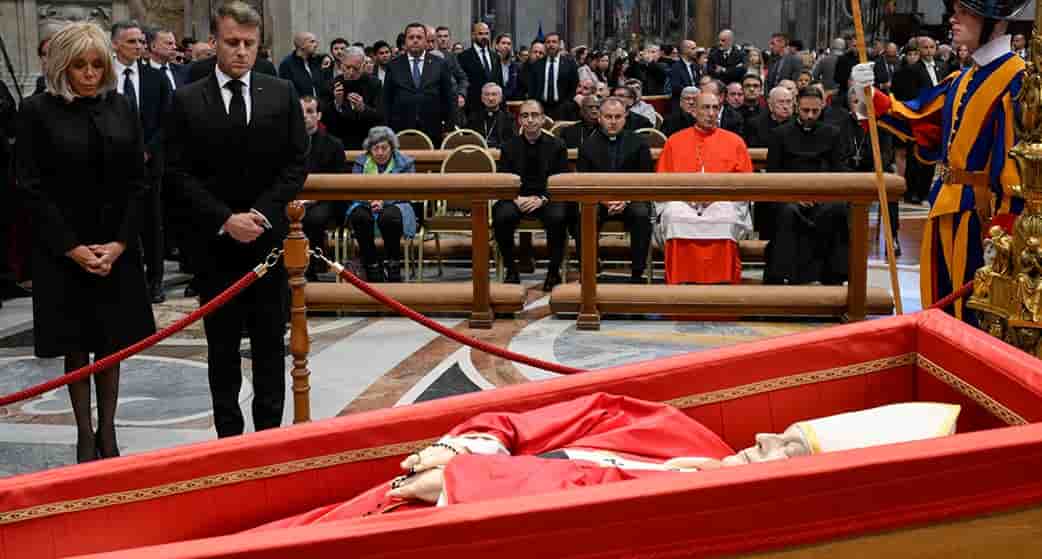 En Italie, Emmanuel Macron agace ceux qui le trouvent trop proche des participants du conclave qui se tiendra dans quelques jours au Vatican.