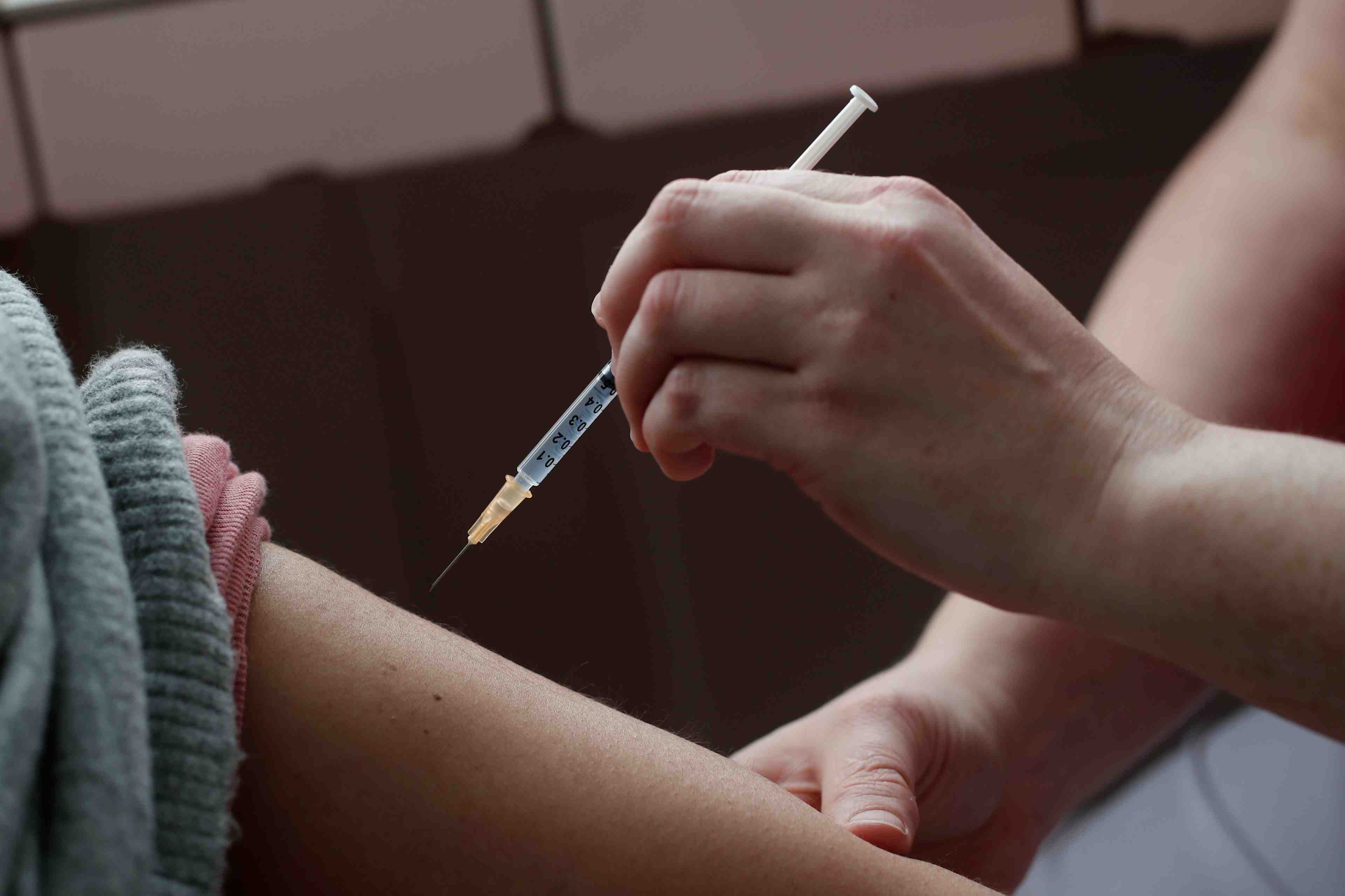 Coronavirus: le vaccin janssen devrait arriver en france en mai, selon bercy